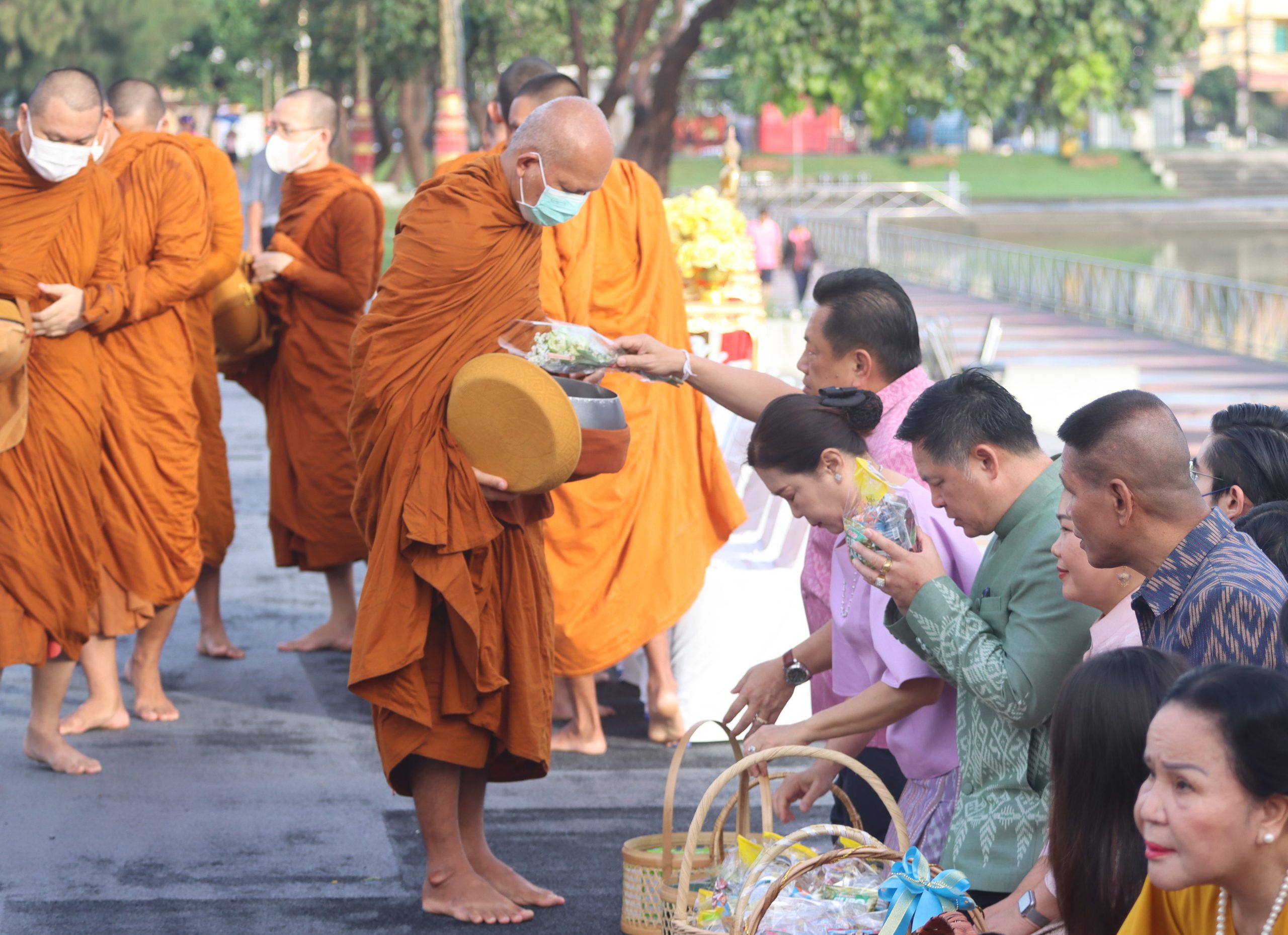 อุดรธานี-ชาวอุดรฯร่วมใจสวมผ้าไทยทำบุญตักบาตรริมหนองประจักษ์