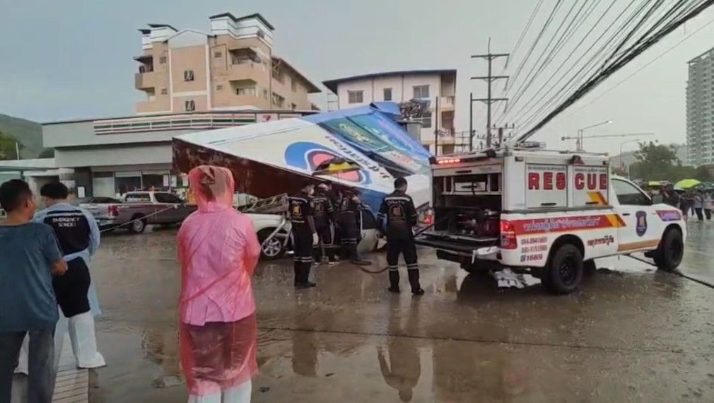 ชลบุรี-ฝนกระหน่ำป้าย ปตท. ล้มทับรกระบะดับ 1 คาซากรถ เจ็บ 1 ขณะนั่งกินก๋วยเตี๋ยว