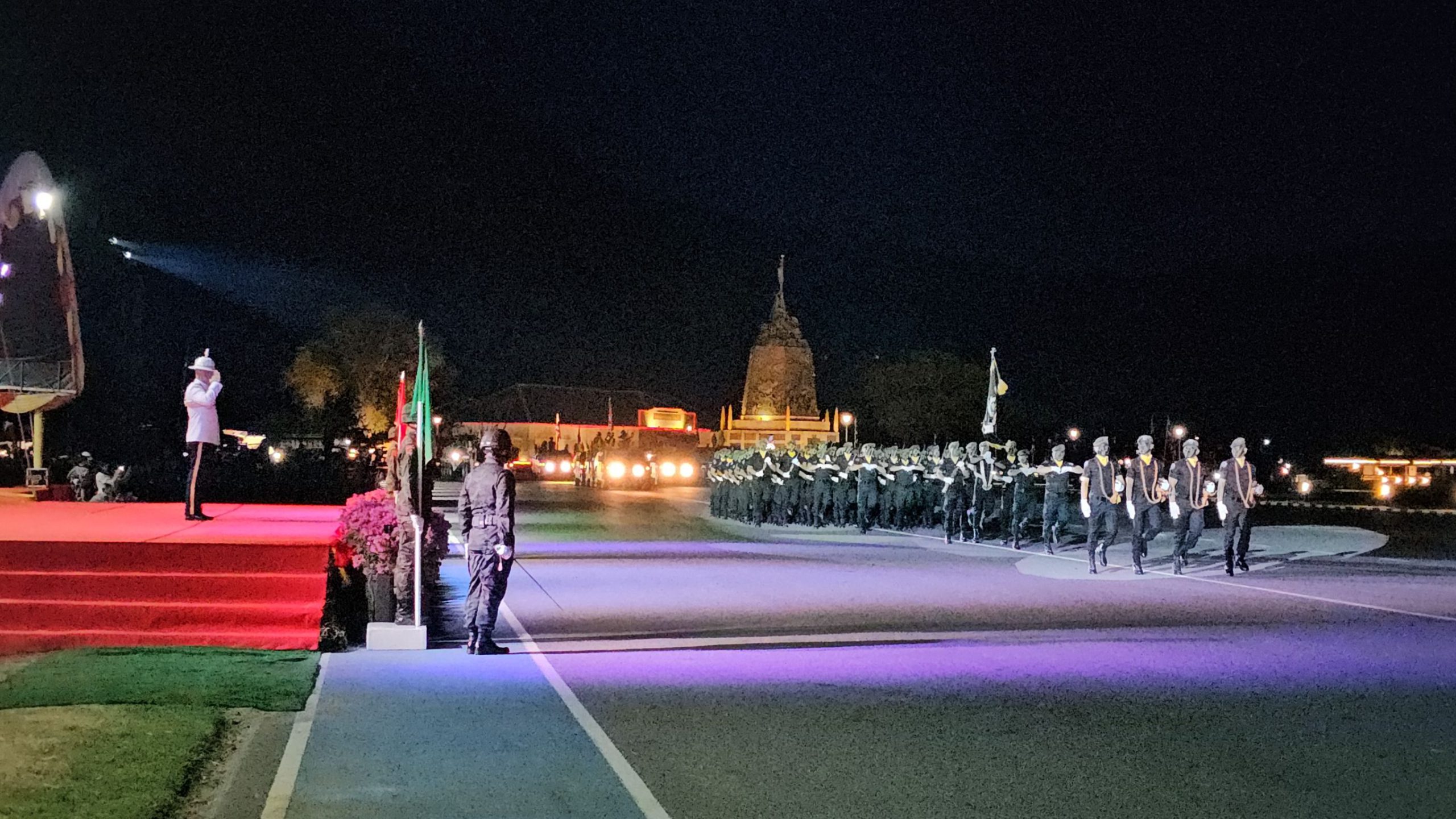 ชลบุรี-จัดพิธีย่ำพระสุริย์ศรี สวนสนามเทิดเกียรติผู้บัญชาการนาวิกโยธิน โอกาสเกษียณือายุราชการ