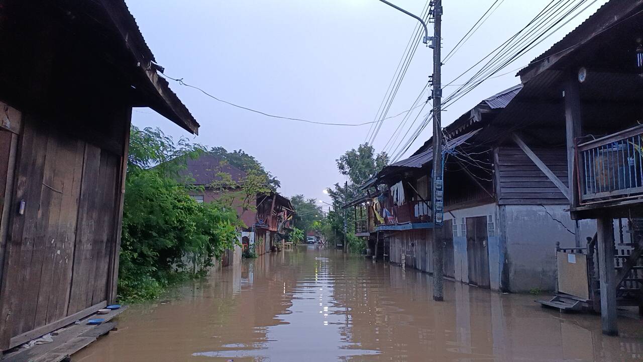 ปราจีนบุรี-น้ำท่วมชุมชนตลาดเก่า 100 ปี ทต.กบินทร์ระดับน้ำสูงขึ้นเรื่อยๆกว่า 50 ซม.