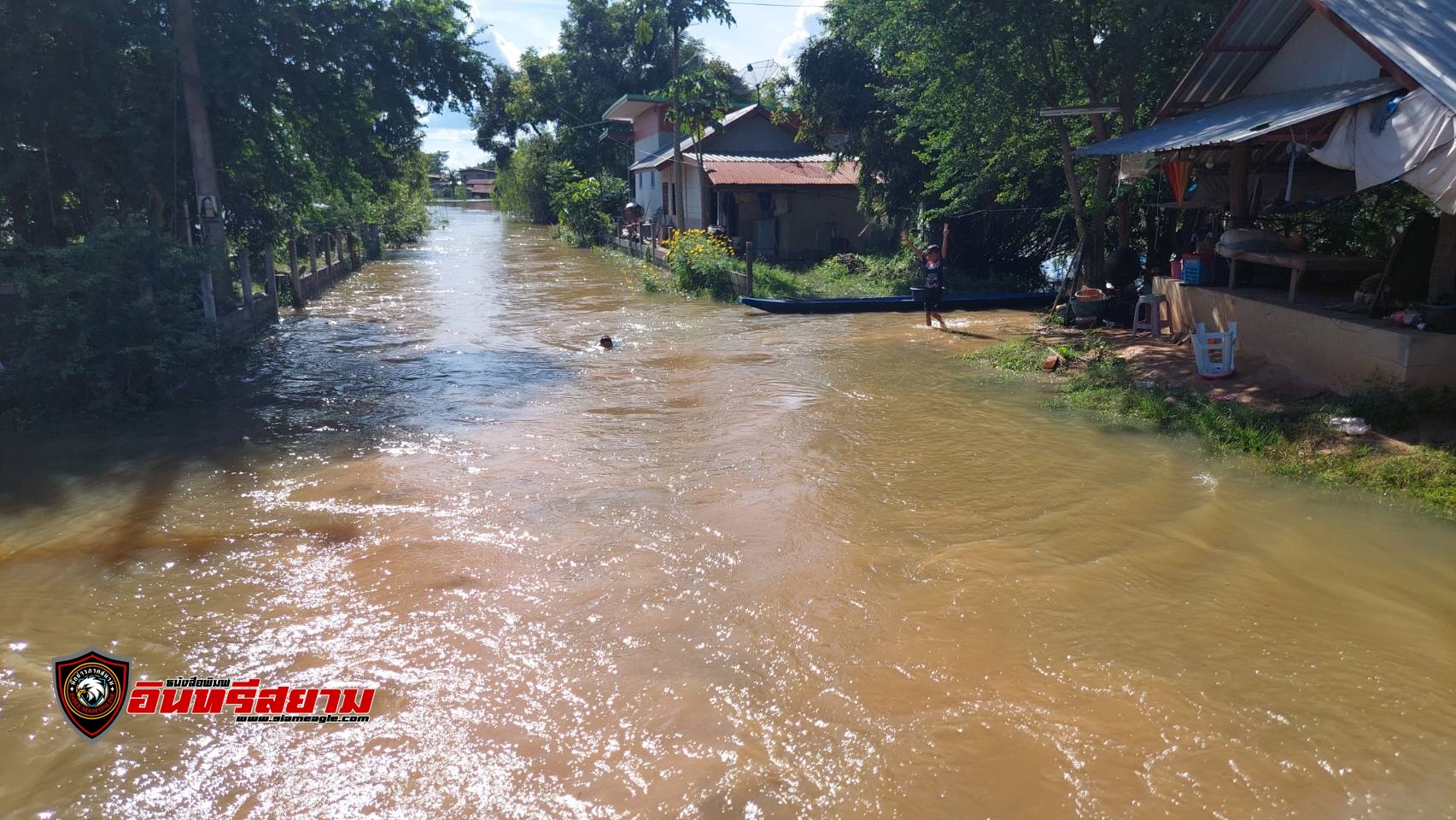 อำนาจเจริญ-ฝนกระหน่ำ..น้ำท่วมหลายหมู่บ้าน..!!ชาวบ้านร้องขอถนนยกสูง..ผ่านมา10 ผู้ว่าฯมีแต่โปรยยาหอม