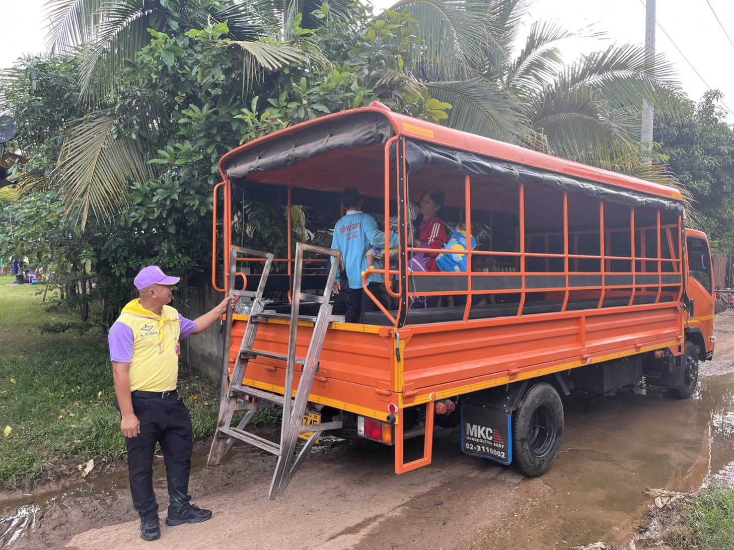 อำนาจเจริญ-ฝนตกหนัก ใช้เรือและรถยกสูงจึงสามารถเข้า-ออกหมู่บ้าน ปภ.ให้ความช่วยเหลืออย่างต่อเนื่อง