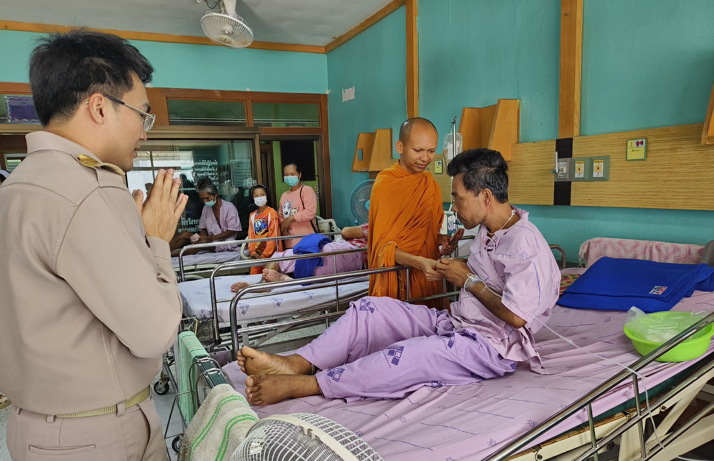 ศรีสะเกษ-ฮือฮา!..พระอธิการธีรญาณแจกเงินผู้ป่วยและญาติทุกคนทั้ง รพ.เบญจลักษ์