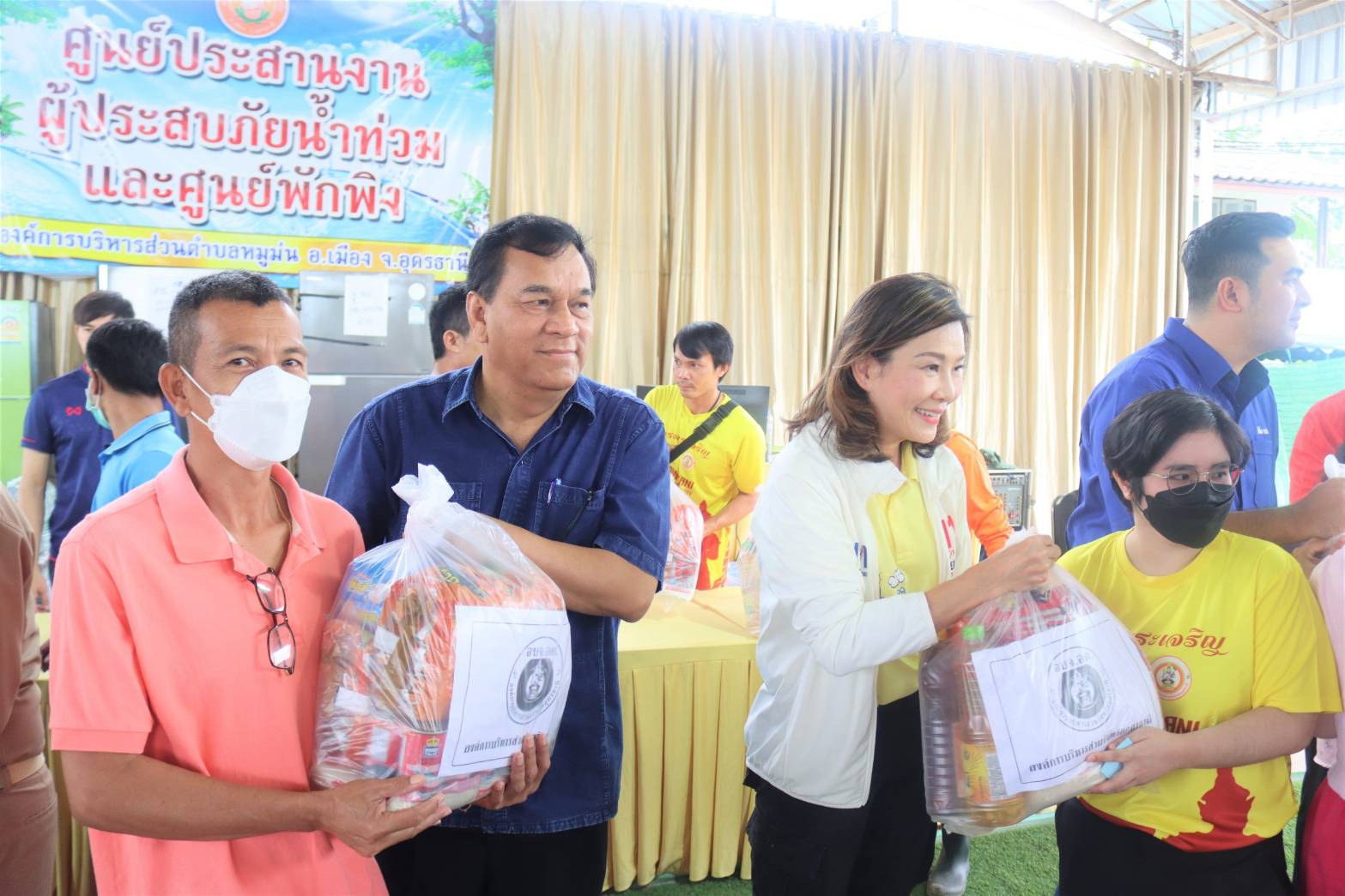 อุดรธานี-นายกอบจ.จับมือ ส.ส.มอบถุงยังชีพผู้ประสบอุทกภัยน้ำท่วมขังจากการระบายน้ำในเขื่อนห้วยหลวง