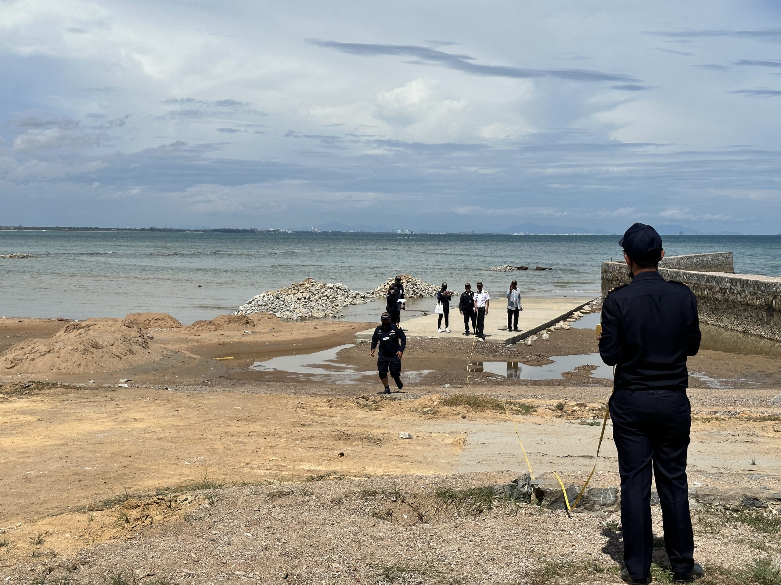ชลบุรี-หลายหน่วยงาน สนธิกำลังบุกตรวจลักลอบนำรถแบ็คโฮ ขุดดินถมทะเลสัตหีบ