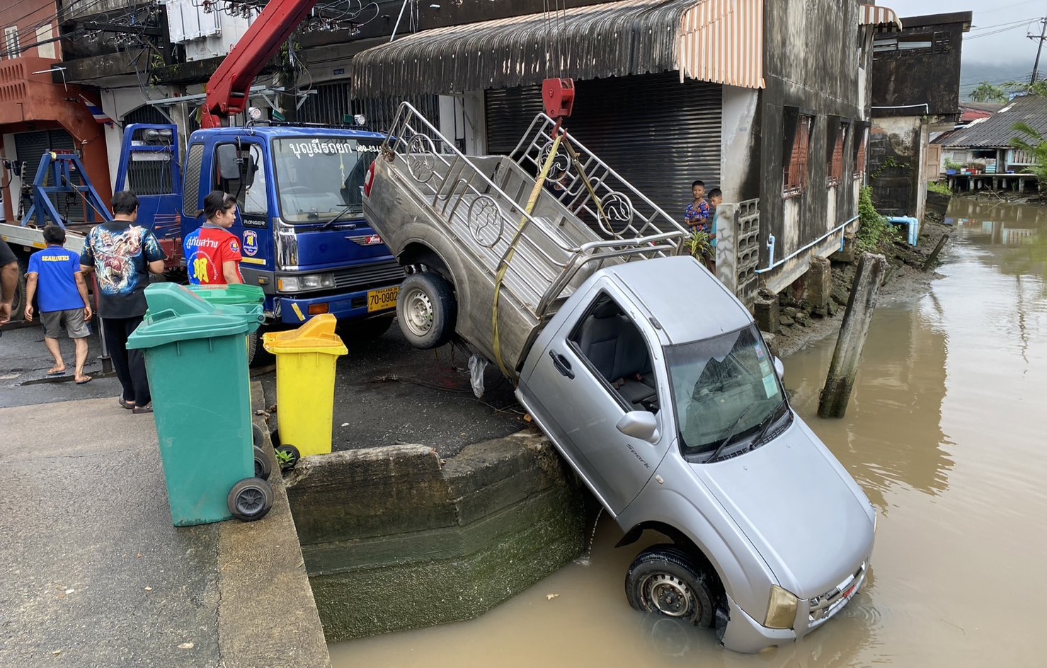 ตราด-คืบหน้าฝนตกหนักรถตกคลองที่แท้ขับลงไปเอง