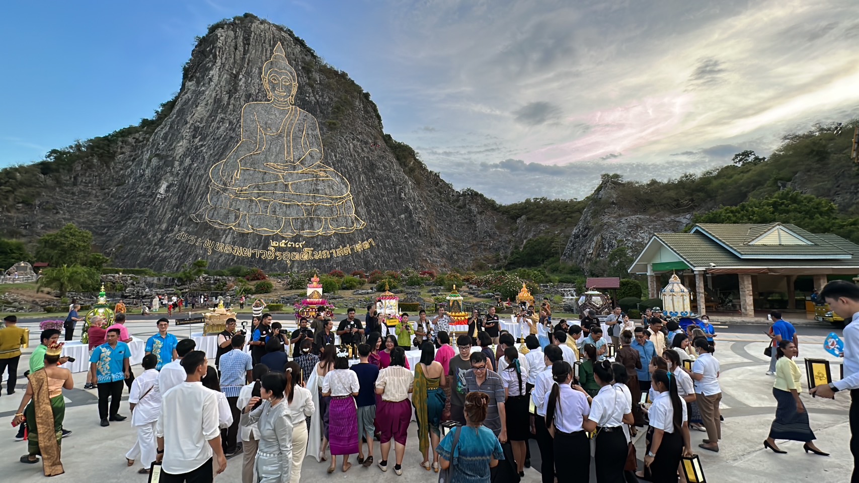 ชลบุรี-ยิ่งใหญ่ตระการตา! เปิดงานแห่โคม ชมพระฉาย สืบสายศิลป์ ถิ่นหนองจับเต่า เขาชีจรรย์ ครั้งที่ 9