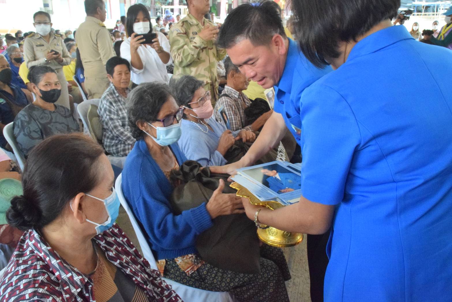 อยุธยา-เชิญสิ่งของพระราชทาน มอบให้แก่ปชช.ผู้ประสบอุทกภัยใน อ.บางบาล