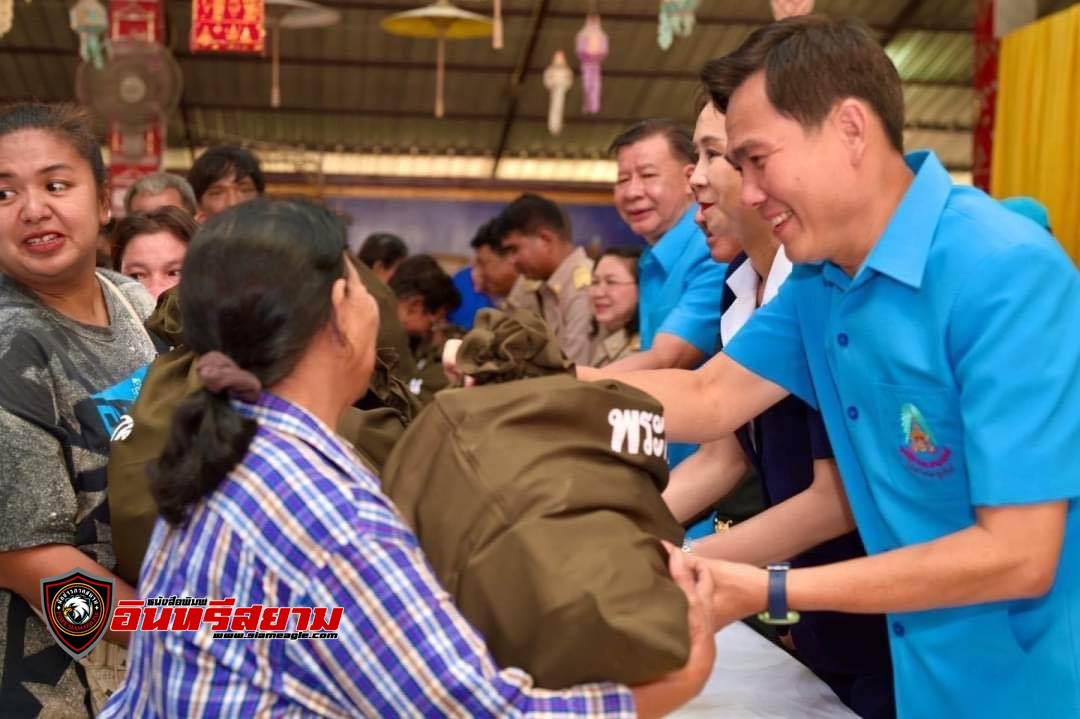 อยุธยา-เชิญสิ่งของพระราชทานไปมอบให้แก่ประชาชนผู้ประสบอุทกภัยในอำเภอเสนา,อำเภผักไห่