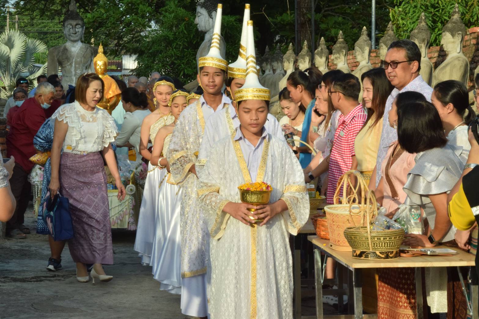 อยุธยา-วัดใหญ่ชัยมงคลสืบสานประเพณีตักบาตรเทโว เดินลงจากโบราณสถานเจดีย์ชัยมงคล