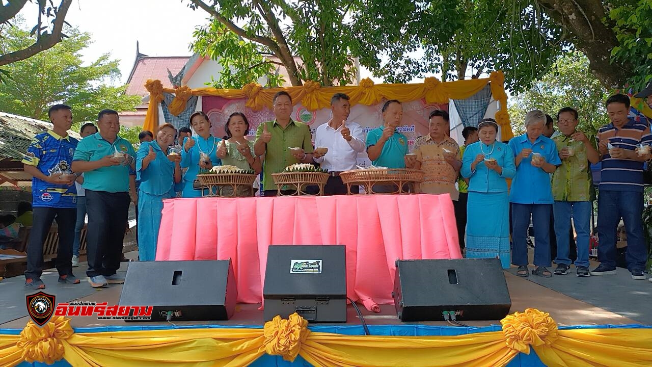 ปราจีนบุรี-เจ้าของลานมันแจกข้าว 400 ถุง แถมรางวัลพิเศษทำบุญ100วันให้แม่ที่เสียชีวิต..พบคนรับแจกแน่นลาน