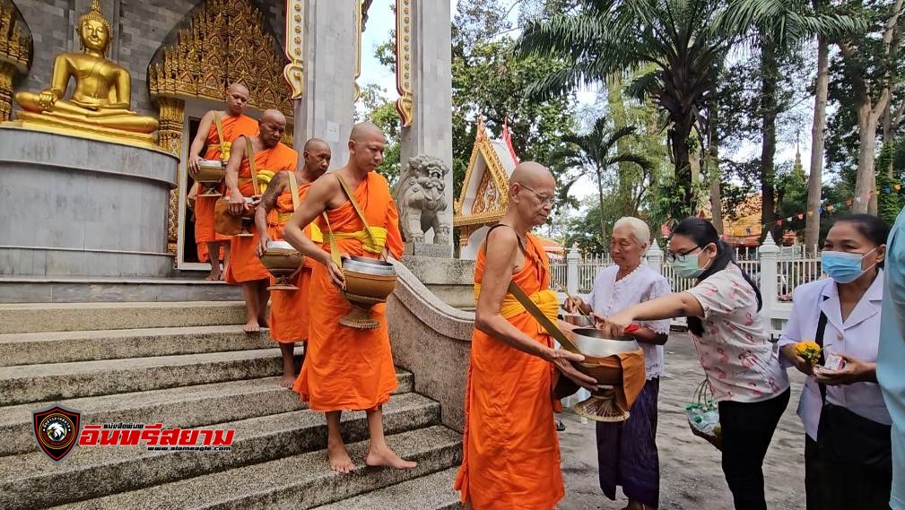 ปราจีนบุรี-พุทธศาสนิกชนกว่า 1,000 คนทำบุญวันออกพรรษา-ตักบาตรเทโวโรหณะแน่นวัดโคกมะกอก