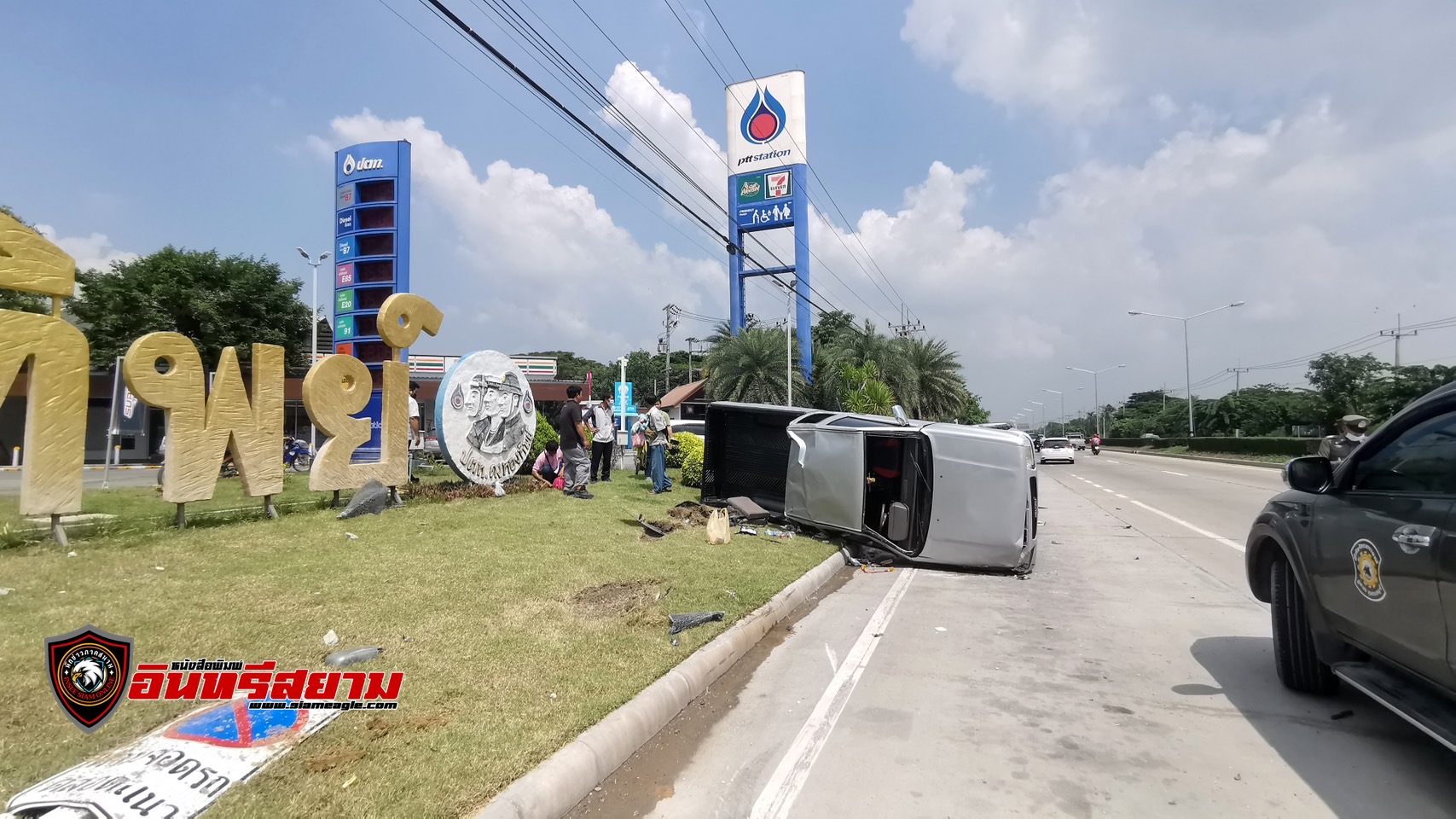 สุพรรณบุรี-วงจรปิดจับภาพหนุ่มขับเก๋ง ชนท้ายกระบะพลิกเจ็บหลายราย