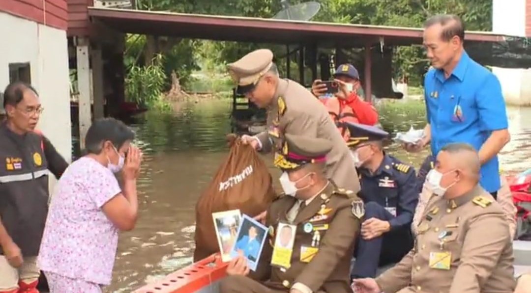 ปราจีนบุรี-เชิญสิ่งของพระราชทานมอบแก่ประชาชนผู้ประสบอุทกภัย