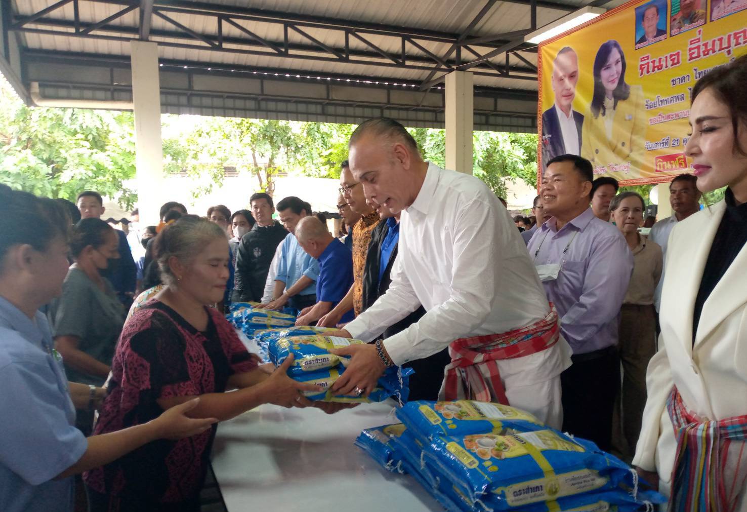 กาญจนบุรี-รมช.มหาดไทย ร่วมกับ “ส.ส.กุ๊ก-นายอำเภอกู้” แจกทานข้าวสาร 2,100 ถุง ศูนย์การแพทย์ท่าเรือ