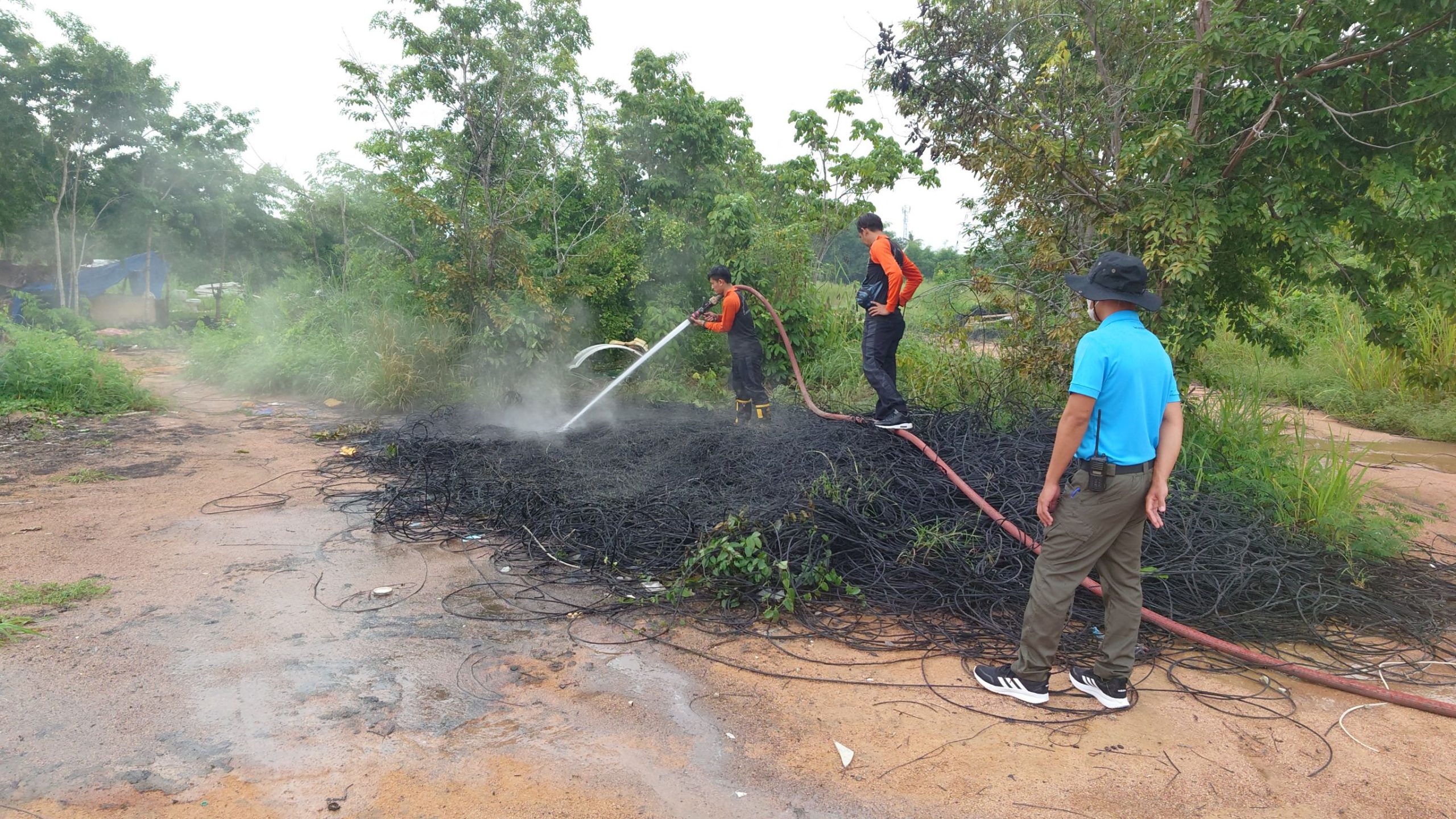 ชลบุรี-ชาวบ้านแตกตื่น ไฟไหม้กองสายไฟเก่า ควันลอยพุ่งเต็มท้องฟ้า