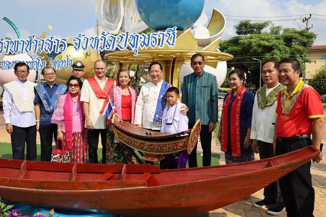 ปทุมธานี-ผวจ.นำปชช.และชาวมอญล่องเรือสืบสานประเพณีลำพาข้าวสารทางแม่น้ำเจ้าพระยา