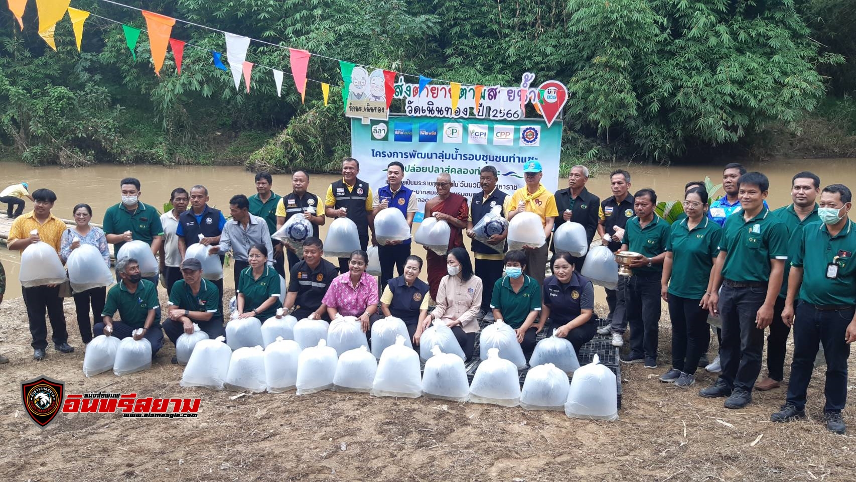 ชุมพร-ประกอบพิธีปล่อยพันธุ์สัตว์น้ำ ลงสู่คลองท่าแซะ เพื่อน้อมรำลึกในหลวงรัชกาลที่ 9