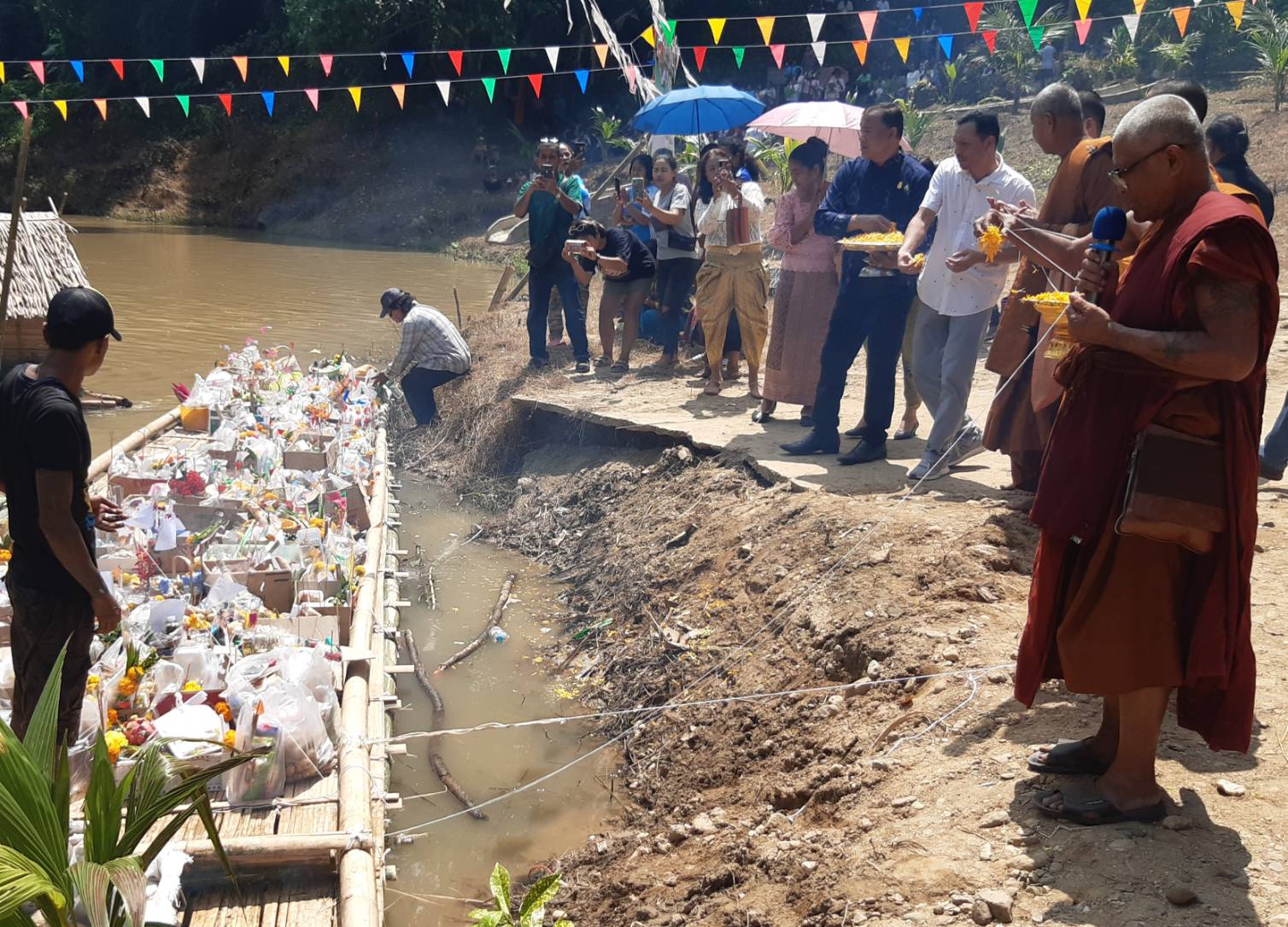 ชุมพร-พุทธศาสนิกชนแห่ร่วมงานประจำปีประเพณีส่งตายายตามสายน้ำวัดเนินทอง