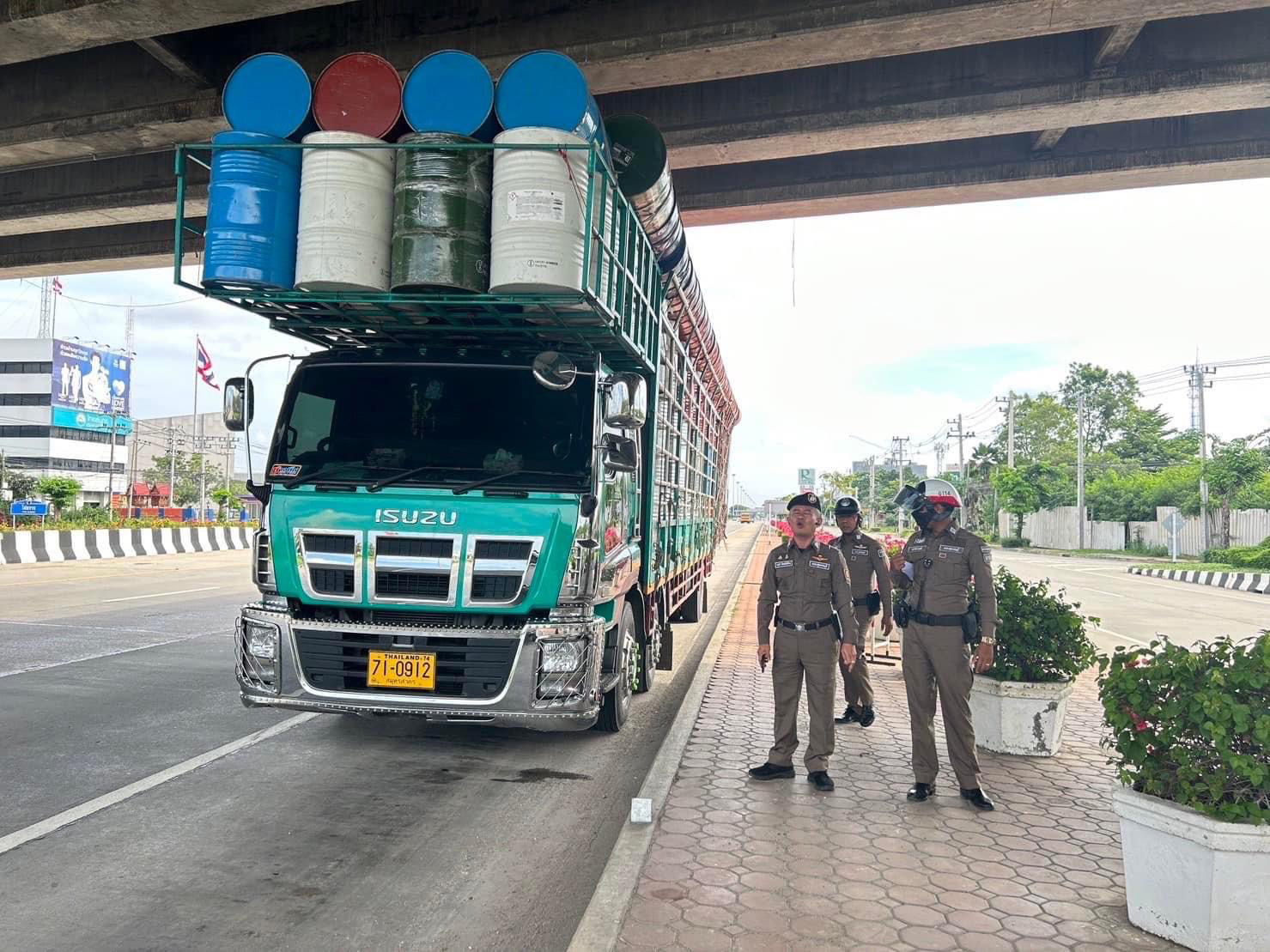 สุพรรณบุรี-ไม่ปล่อยผ่าน รองผู้การเจอรถหกล้อบรรทุกยาวเกินสั่งจับทันที