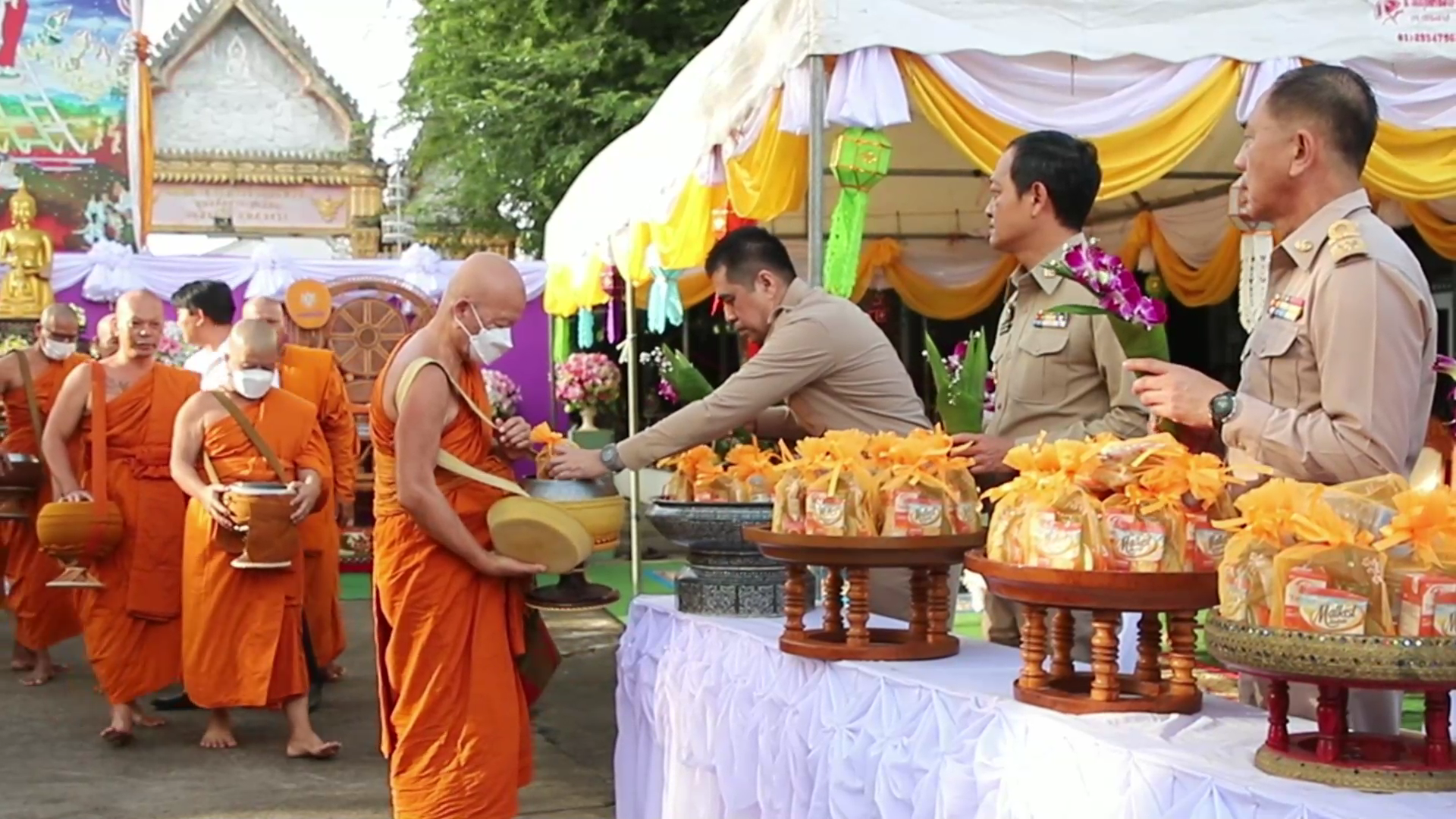 ศรีสะเกษ-พ่อเมืองนำชาวดอกลำดวนจำนวนมากร่วมทำบุญตักบาตรวันเทโวโรหณะ