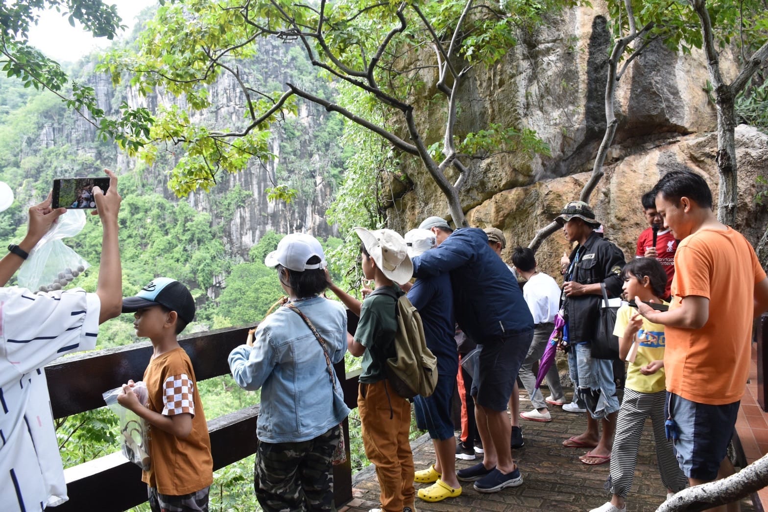 เพชรบุรี-เด็กๆเฮ ย้อนเวลาตามล่าหา “สัตว์โลกดึกดำบรรพ์” ที่ วนอุทยานเขานางพันธุรัต