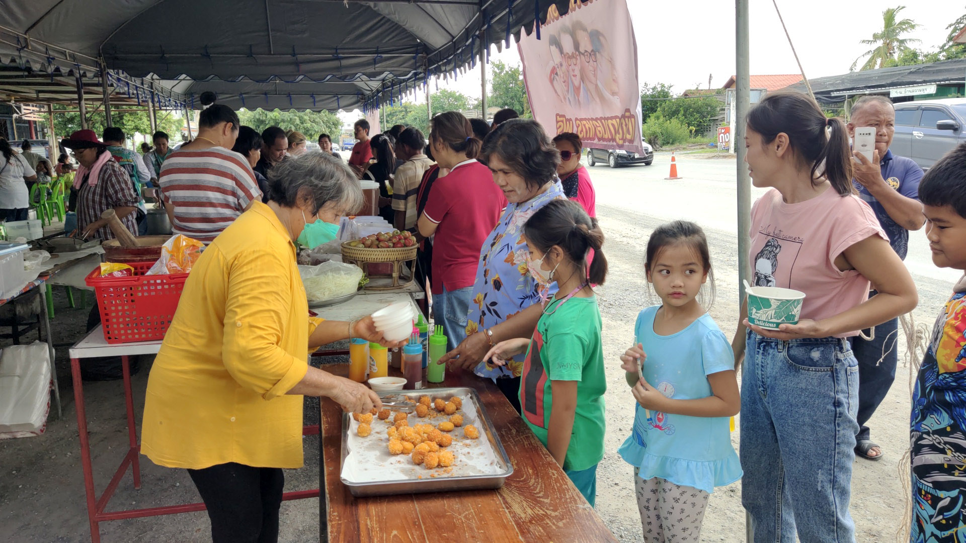 สุพรรณบุรี-เสี่ยเต็นท์รถจัดอาหารเครื่องดื่มเลี้ยงปชช. เนื่องในวันนวมินทรมหาราช