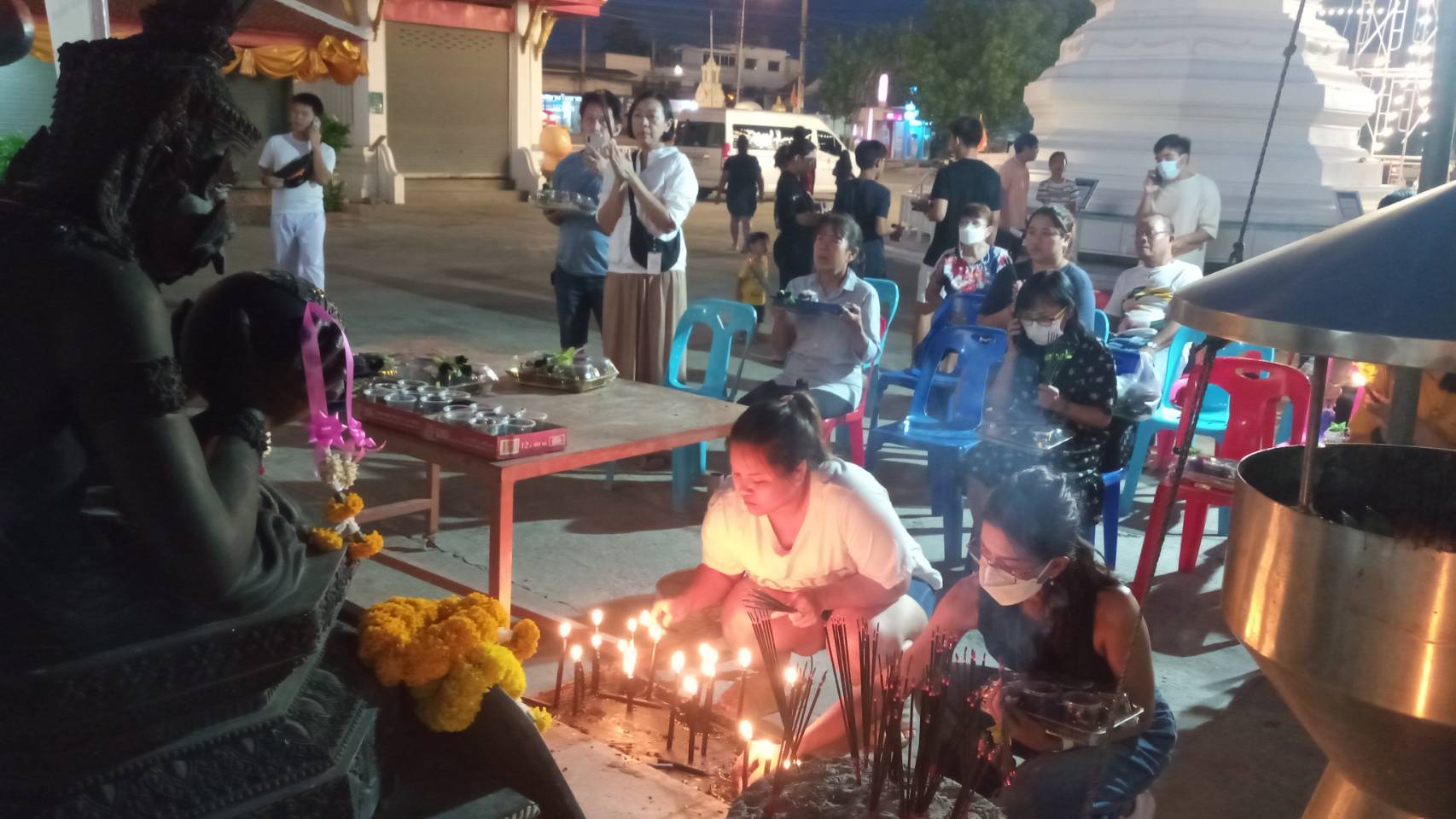 สุพรรณบุรี-ชาวบ้านตื่น ดาวราหูย้ายราศี แห่ไหว้พระราหูคู่หน้าวิหารหลวงพ่อโต