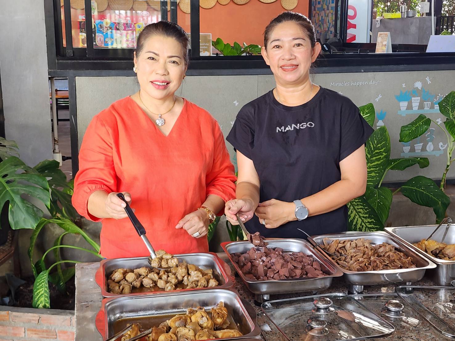 ประจวบคีรีขันธ์-ก๋วยเตี๋ยวบุฟเฟ่ต์กลางวันที่ “ครัวครูหมึก” บ้านบ่อฝ้ายเมืองหัวหิน