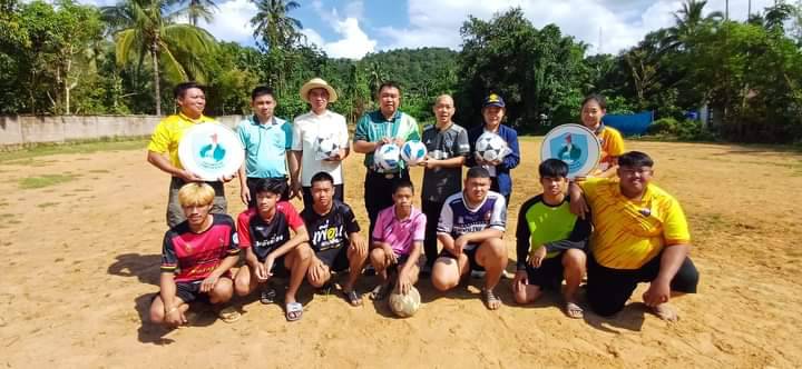 ตาก-อ.อุ้มผาง ร่วมสาธารณสุข และชมรมทูบีนัมเบอร์วัน มอบลูกฟุตบอลให้กับเยาวชนบ้านแม่กลองเก่า