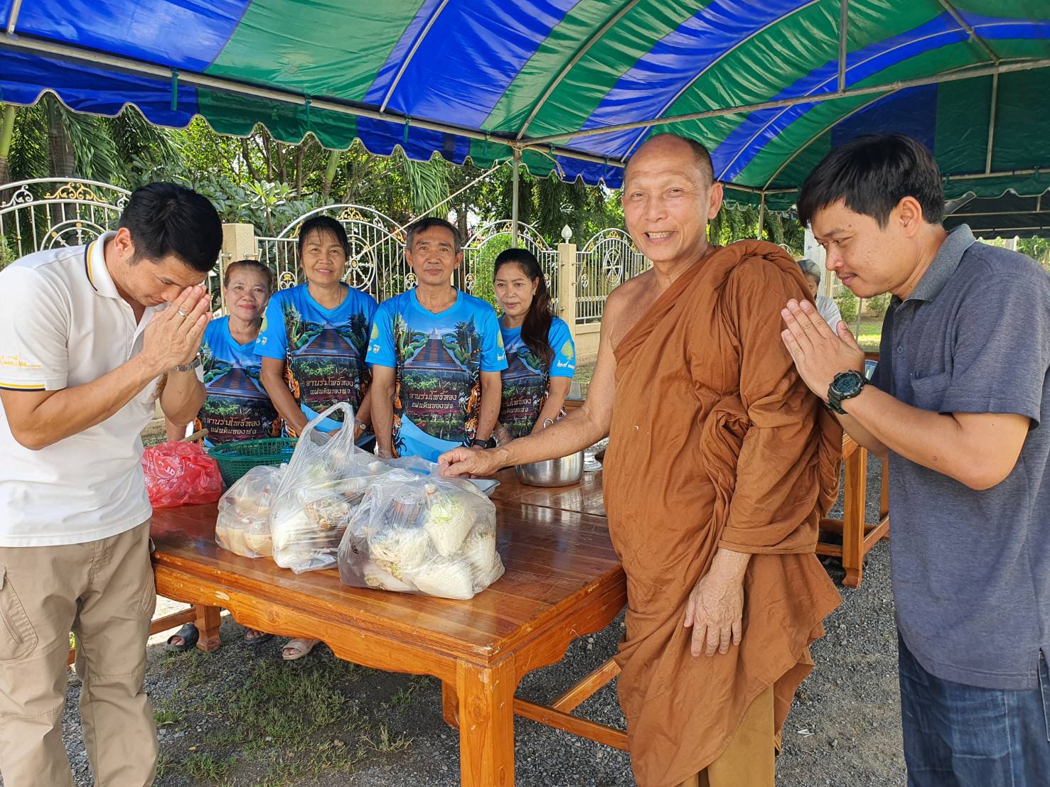 ลพบุรี-พระตั้งโรงทาน ให้ปชช.กินฟรี นำอาหารปรุงสุกส่งบุคลากรทางการแพทย์ เพื่อถวายเป็นพระราชกุศล