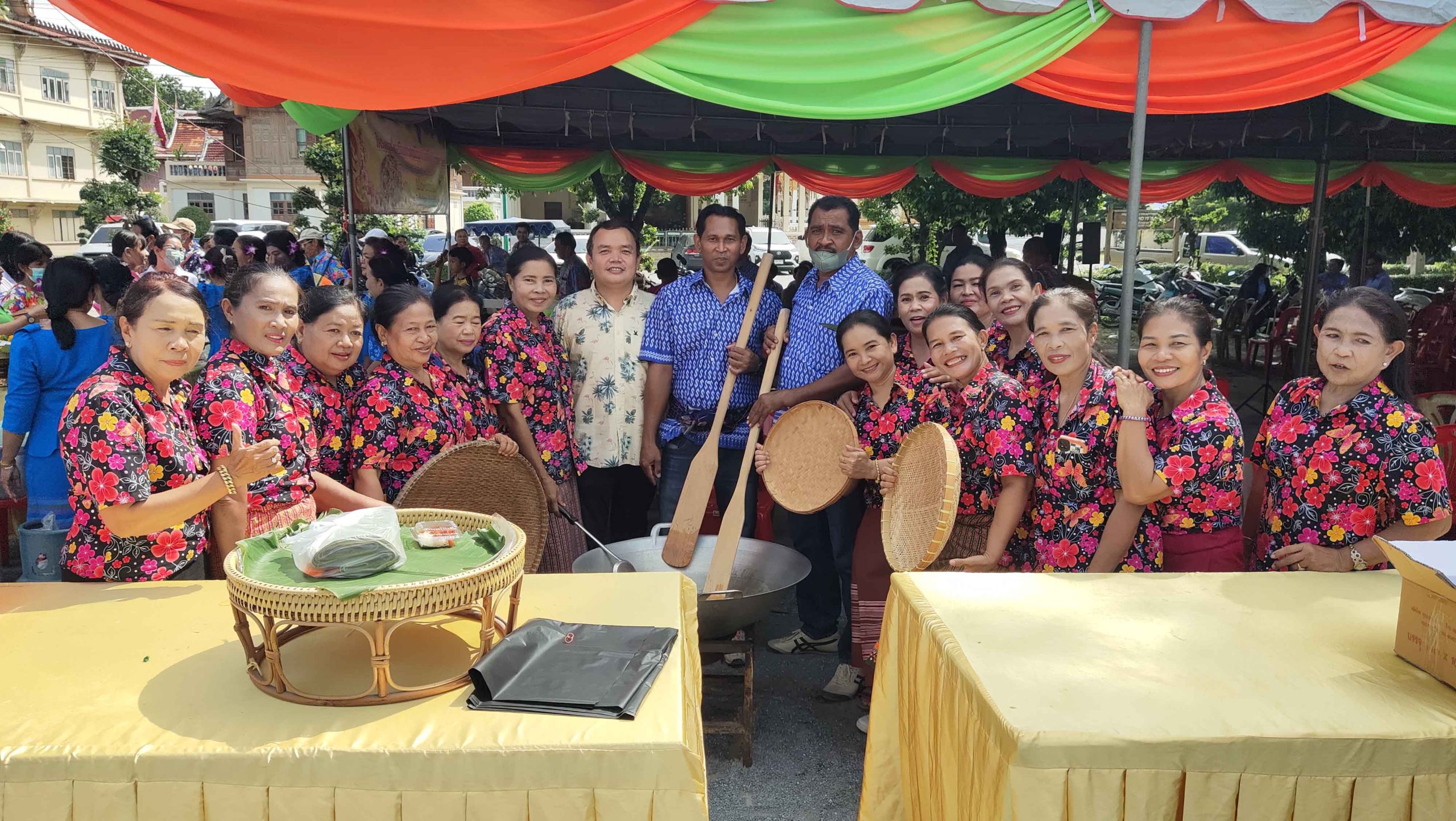 สุพรรณบุรี-สีสันกวนกระยาสารทลีลาแข่งกินกระยาสารท