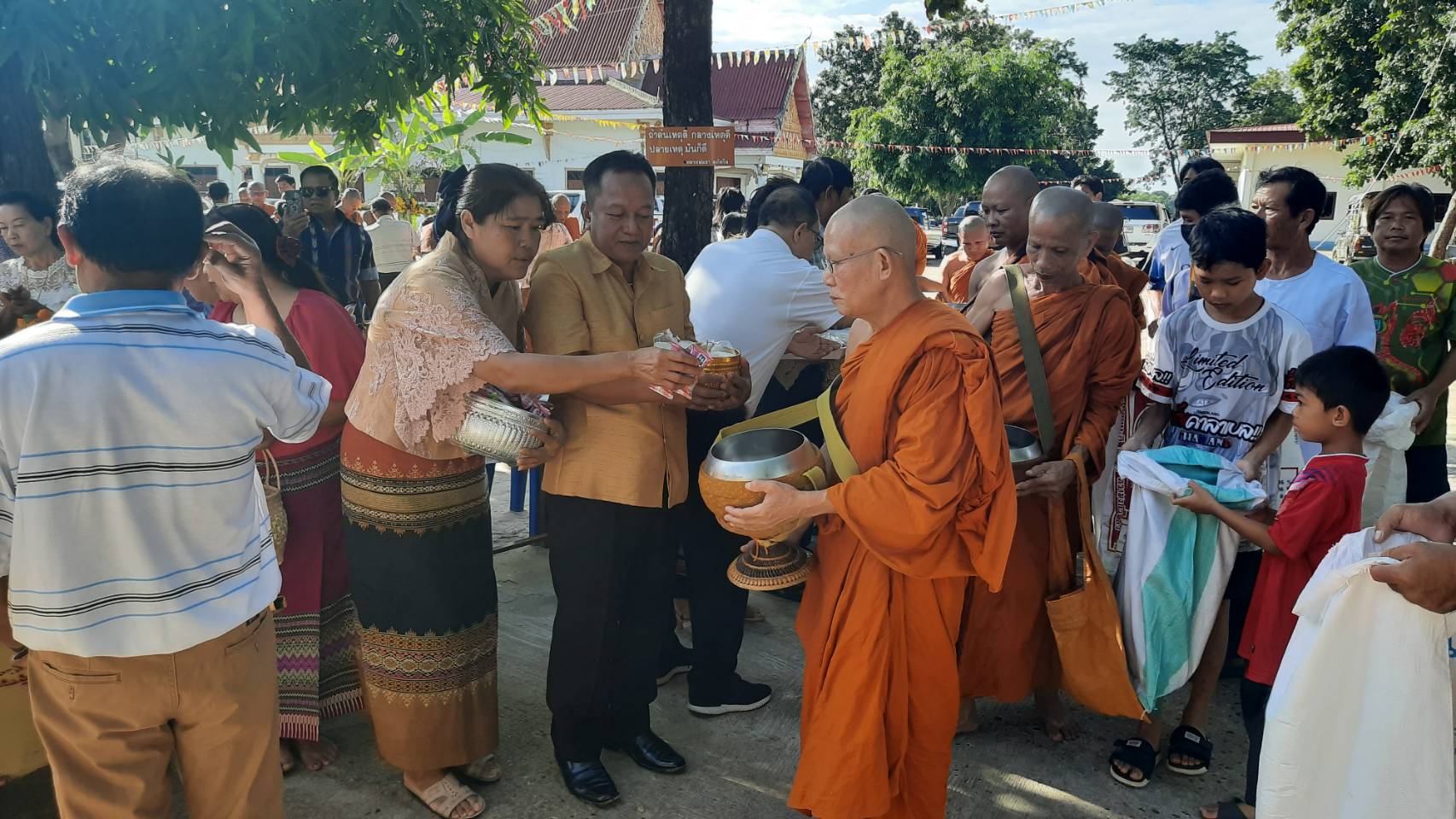 อำนาจเจริญ-ที่ปรึกษารมช.กระทรวงมหาดไทย นำชาวบ้านร่วมทำบุญตักบาตรเทโวโรหณะ