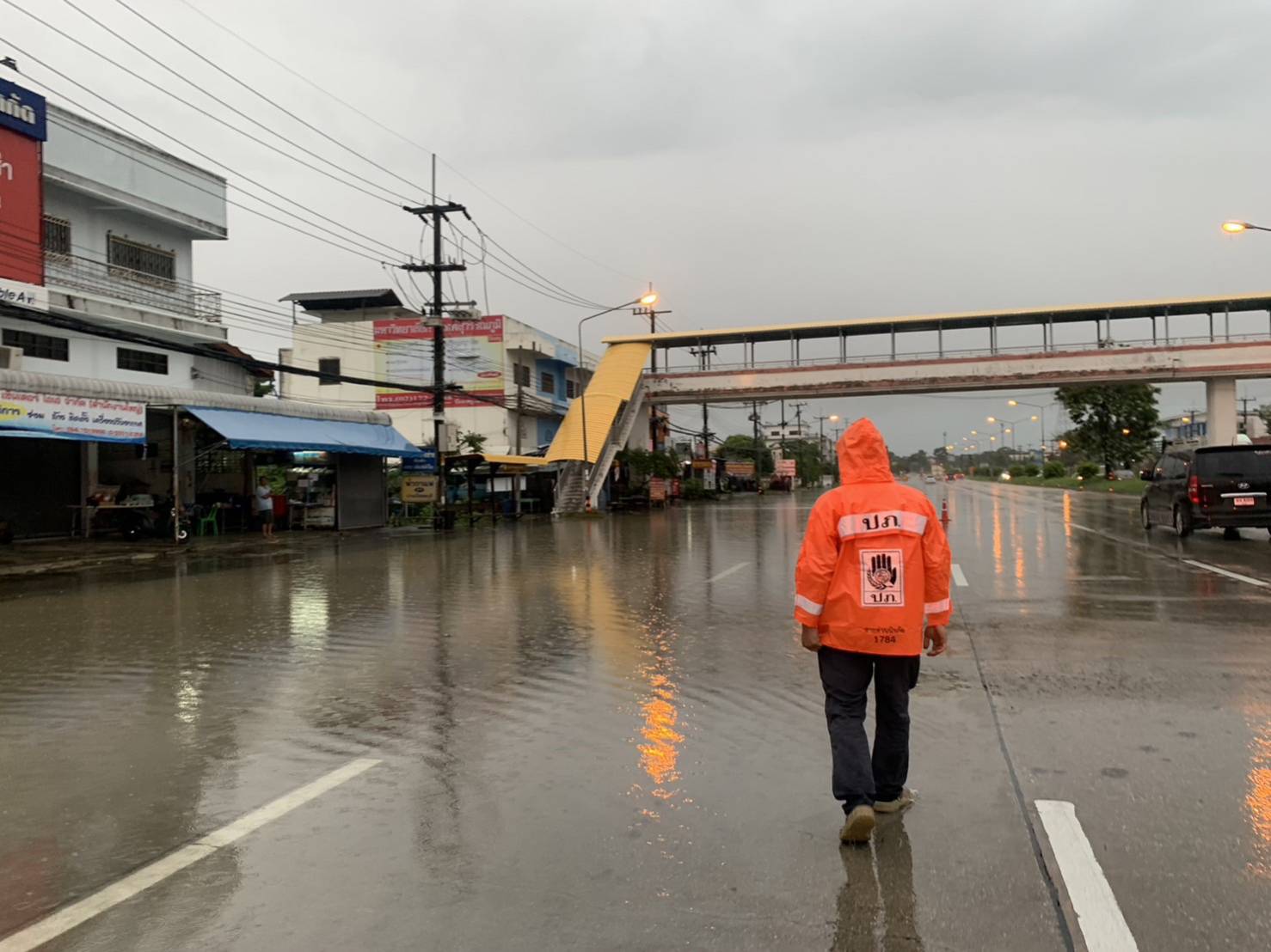 ตาก-ผู้ว่าฯ มอบหมายหน่วยงานที่เกี่ยวข้องเร่งระบายน้ำท่วมขังบริเวณถนนพหลโยธิน