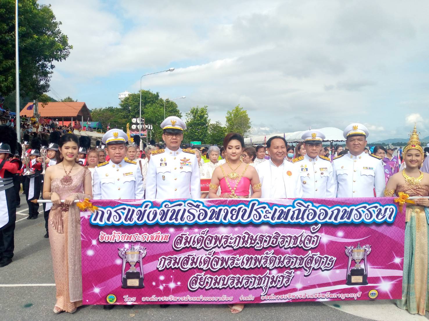 กาญจนบุรี-ผู้ว่าฯ เปิดงานการแข่งขันเรือยาวชิงถ้วยพระราชทาน