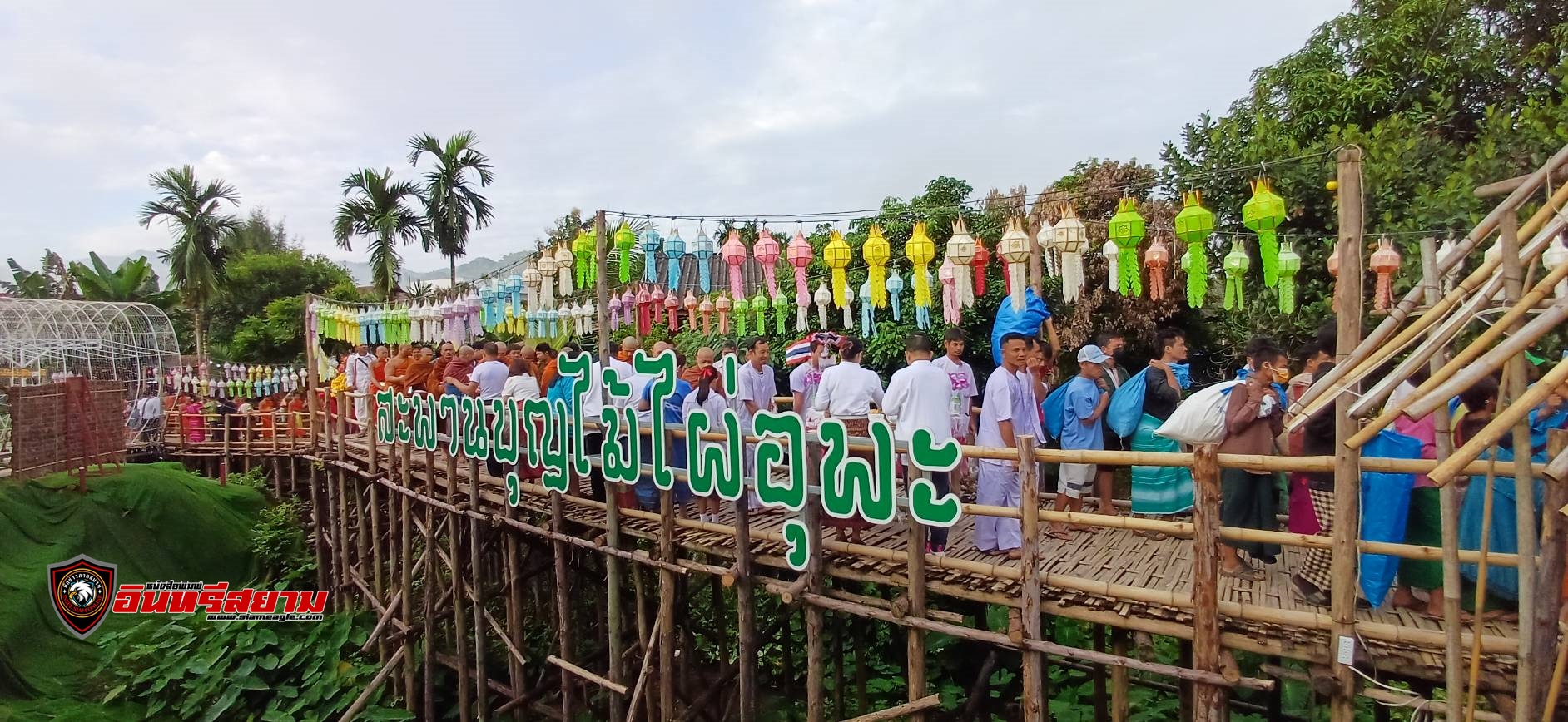 ตาก-สืบสานประเพณี ทำบุญตักบาตรเทโว บน สะพานบุญไม้ไผ่ “อุพะ” พระภิกษุสามเณร109 รูป