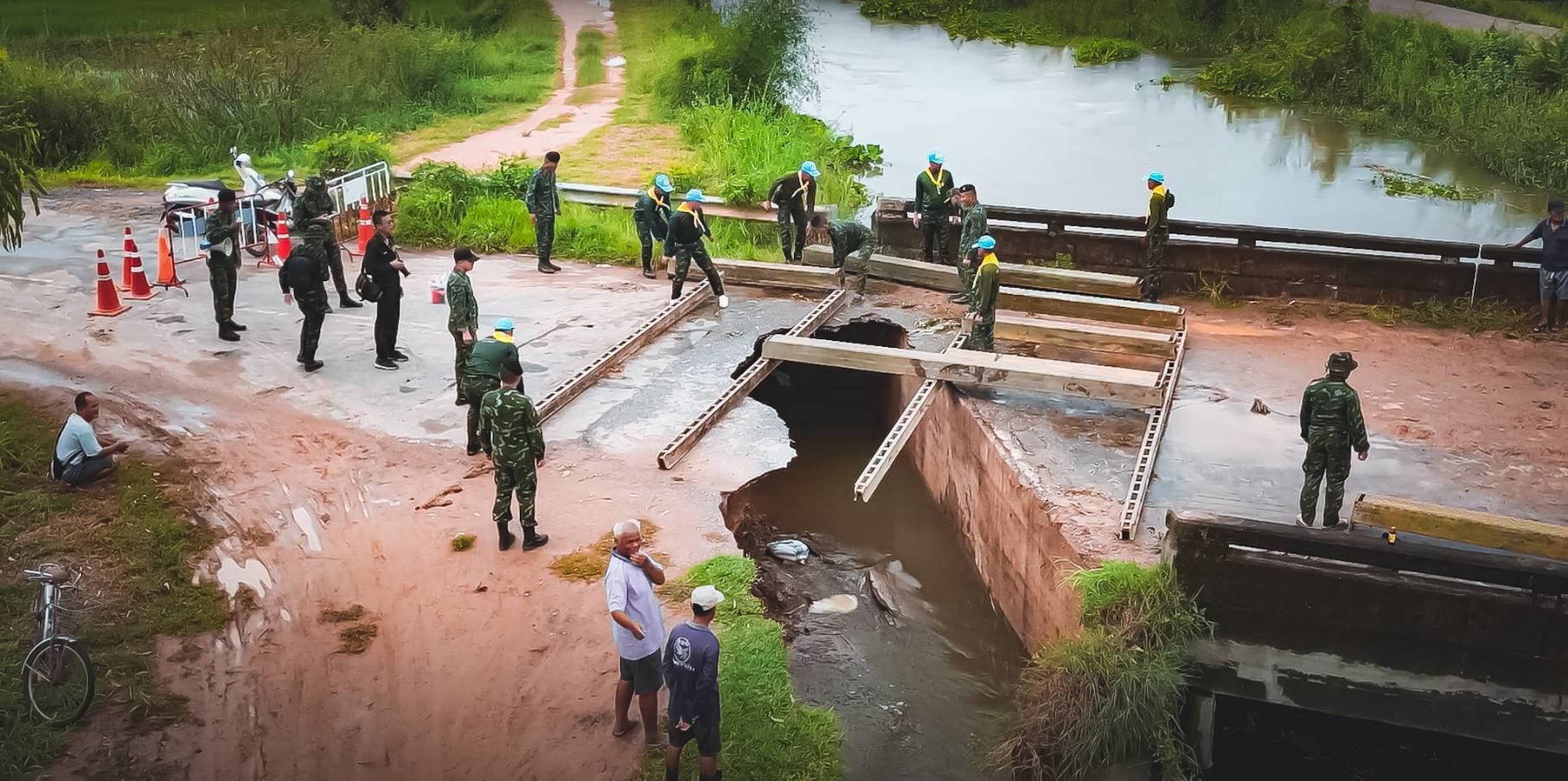 ร้อยเอ็ด-ศบภ.มทบ.27 นำกำลังพลสร้างสะพาน ช่วยเหลือผู้ประสบอุทกภัย