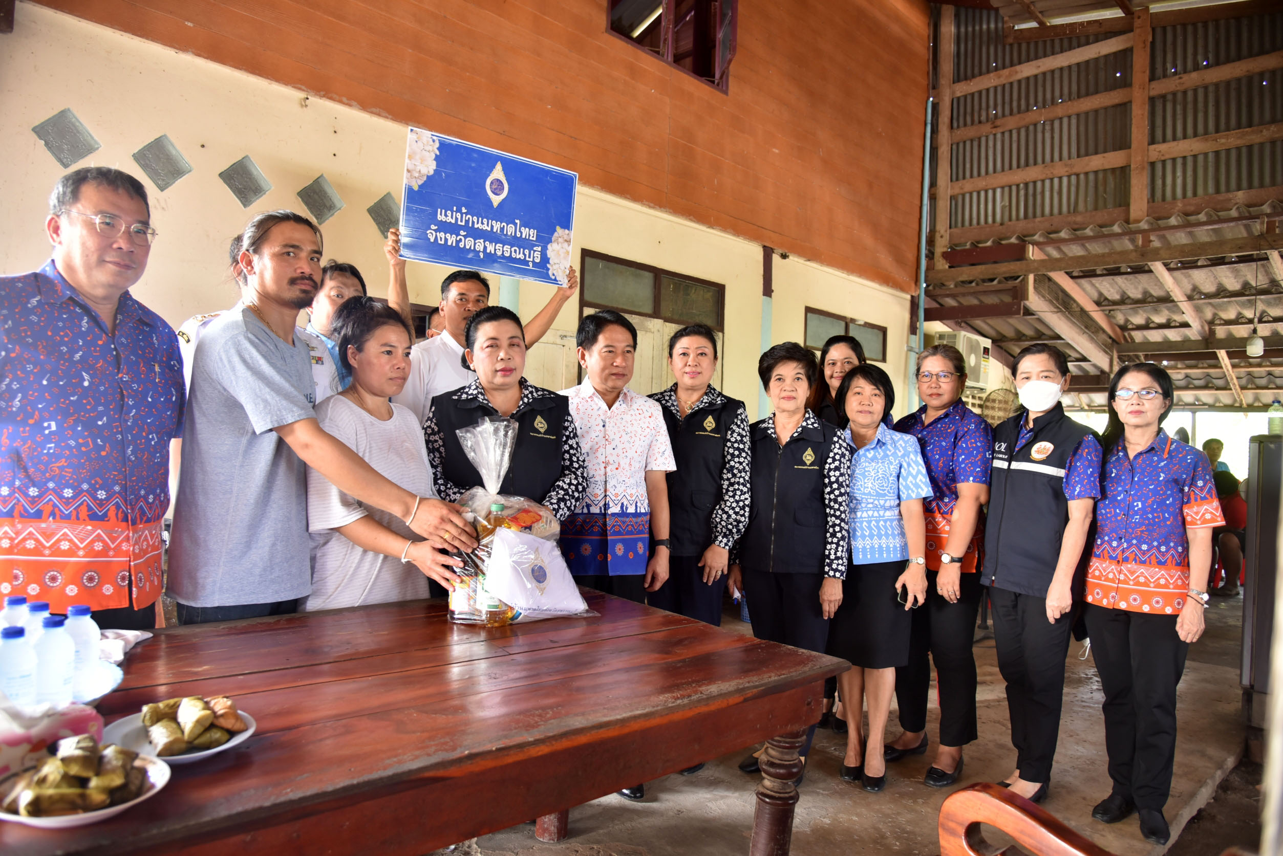 สุพรรณบุรี-ผู้ว่าฯ นำเจ้าหน้าที่เยี่ยมให้กำลังใจและหาทางช่วยแรงงานที่กลับจากอิสราเอล