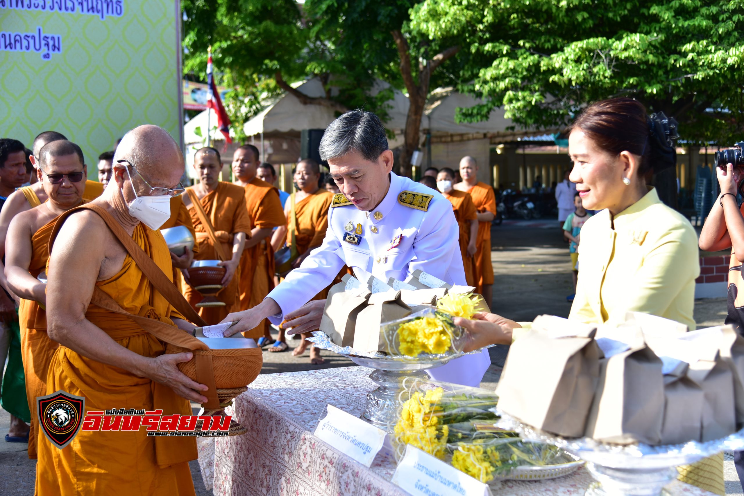 นครปฐม-ผู้ว่าฯนำข้าราชการ และประชาชน ร่วมพิธีสวดพระพุทธมนต์และทำบุญตักบาตร เนื่องในวันนมินทรมหาราช