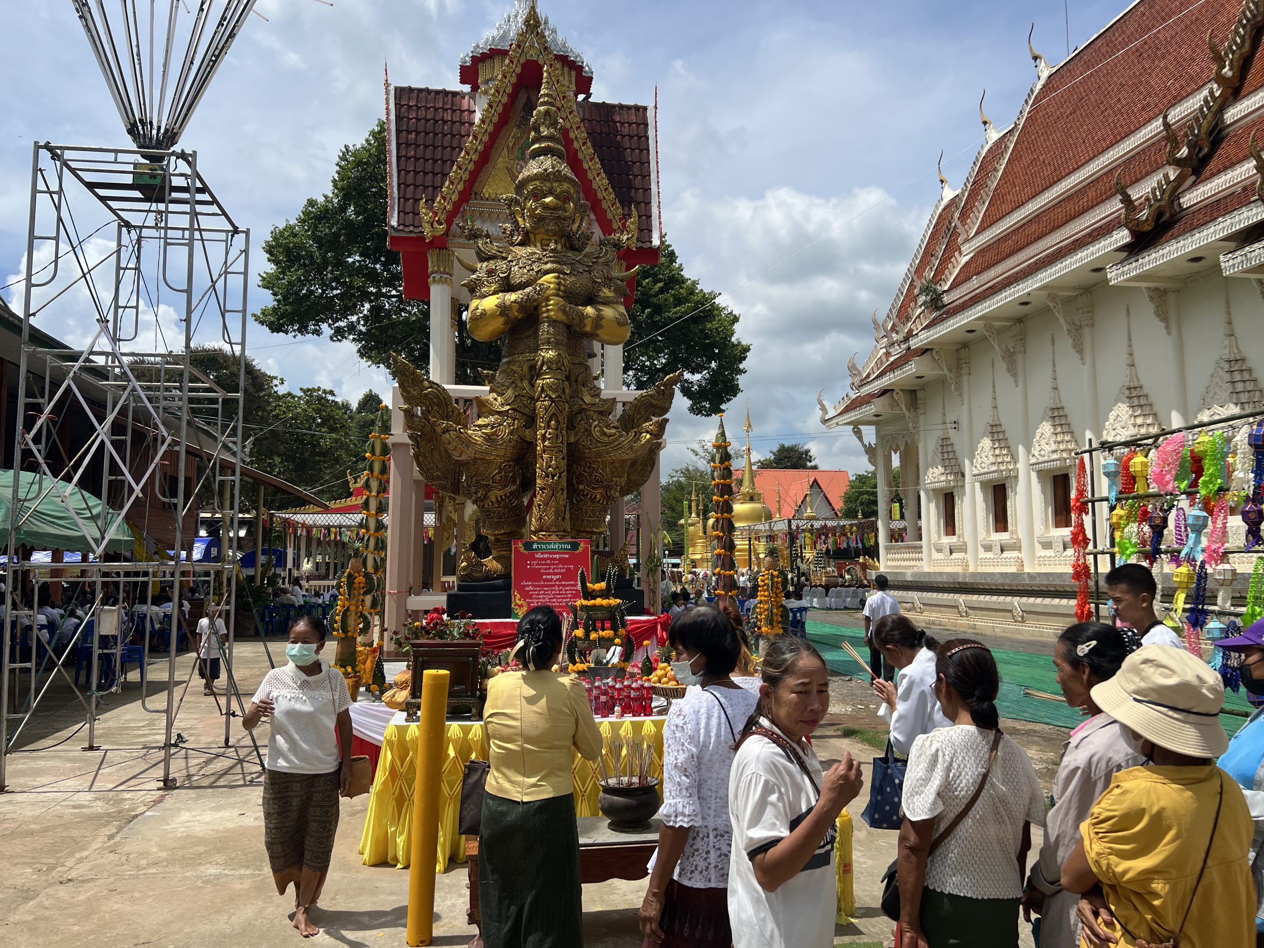 ศรีสะเกษ-ชาวบ้านแห่กราบไหว้ท้าวเวสสุวรรณขอโชคลาภ