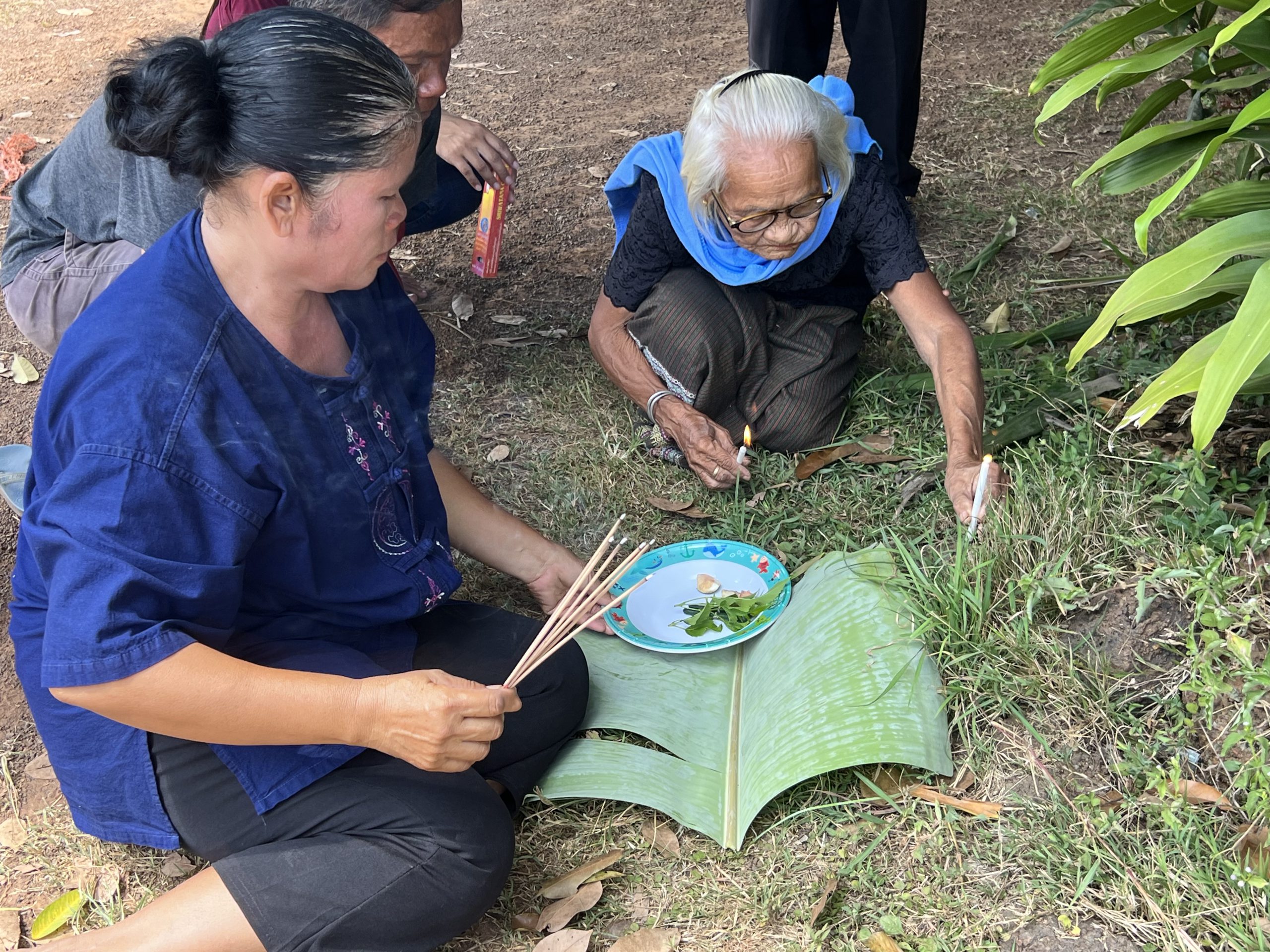 ศรีสะเกษ-ครอบครัวจุดเทียนธูปเชิญวิญญาณแรงงานไทยกลับบ้าน ยันไม่ได้โดนระเบิดคอขาด