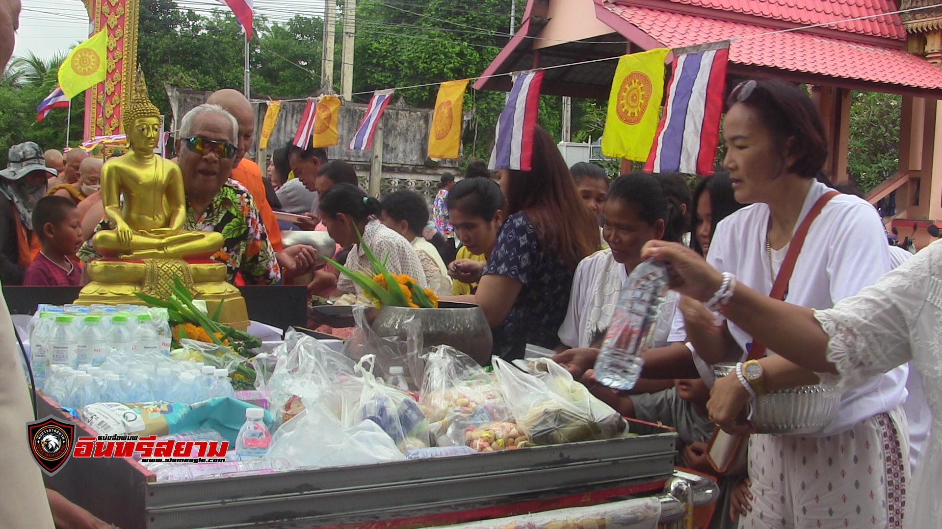 เพชรบูรณ์-วัดโพธิ์เตี้ย จัดพิธีตักบาตรเทโวช่วยเด็กและวัด