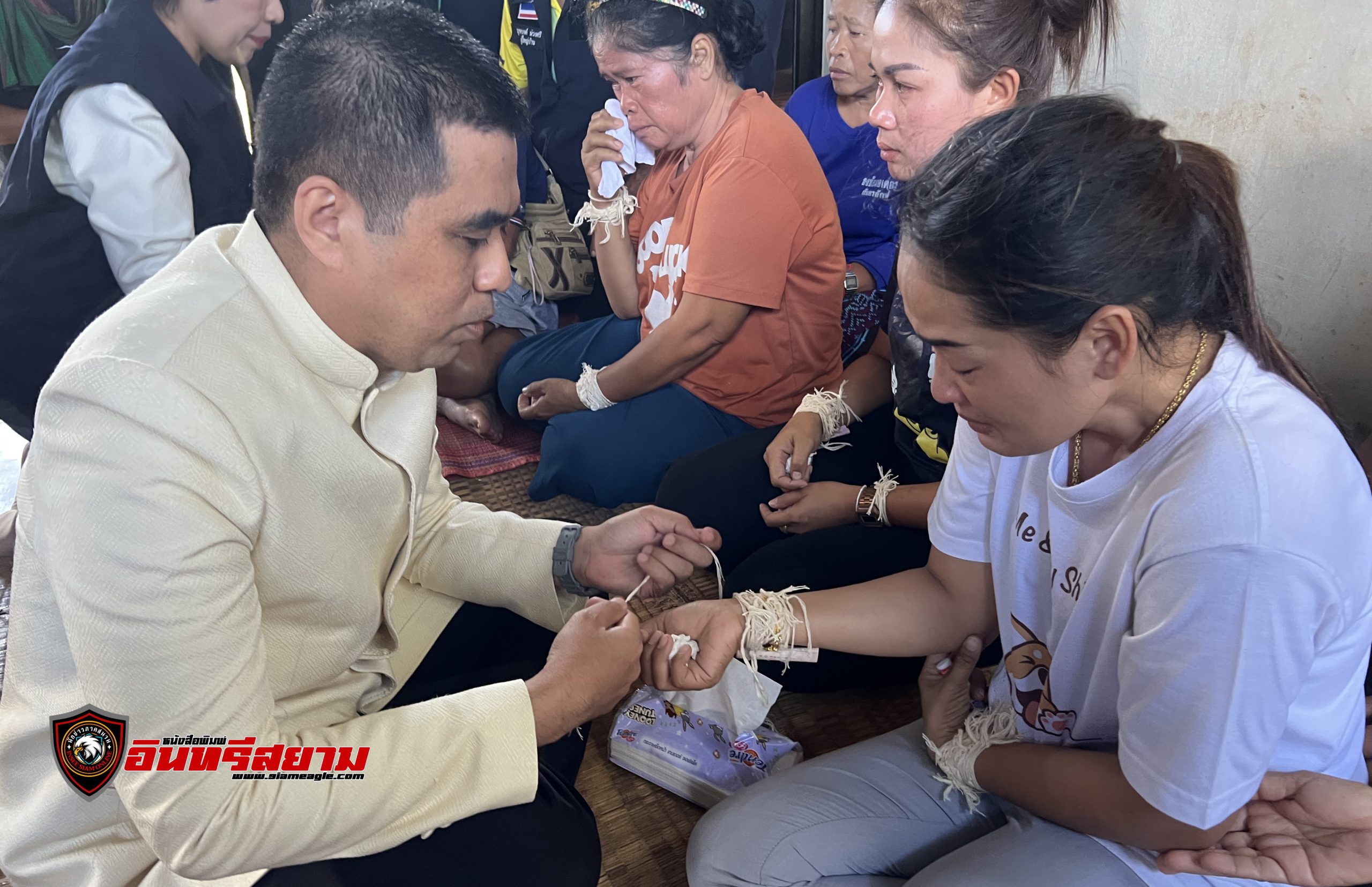 ศรีสะเกษ-พ่อเมืองโอบกอดปลอบใจพ่อแม่ครอบครัวแรงงานที่ถูกระเบิดเสียชีวิตคาที่ที่ประเทศอิสราเอล