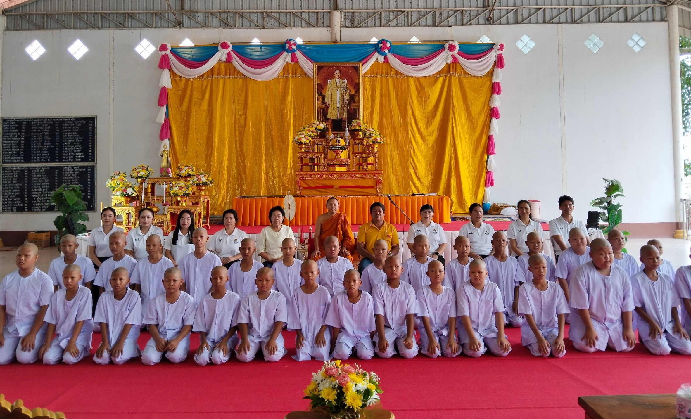 สุพรรณบุรี-เยาวชนบรรพชาสามเณรอุทิศถวายเป็นพระราชกุศลวันคล้ายวันสวรรคตรัชกาลที่ 9