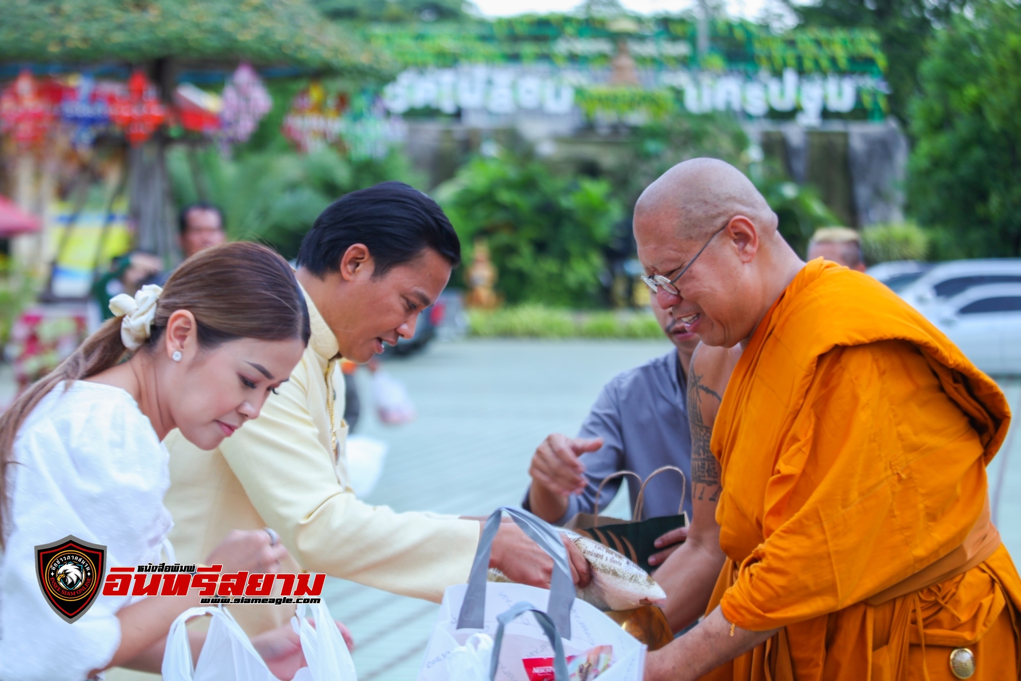 นครปฐม-หลวงพี่น้ำฝนให้พรมงคลพิธีตักบาตรเทโว จาพนมเข้าร่วมพิธีวันบุญใหญ่