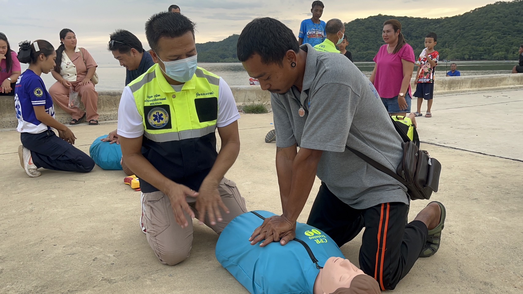 จันทบุรี-ทำความดีเพื่อดีเพื่อพ่อ สอนการใช้เครื่อง AED และการ CPR ช่วยชีวิต