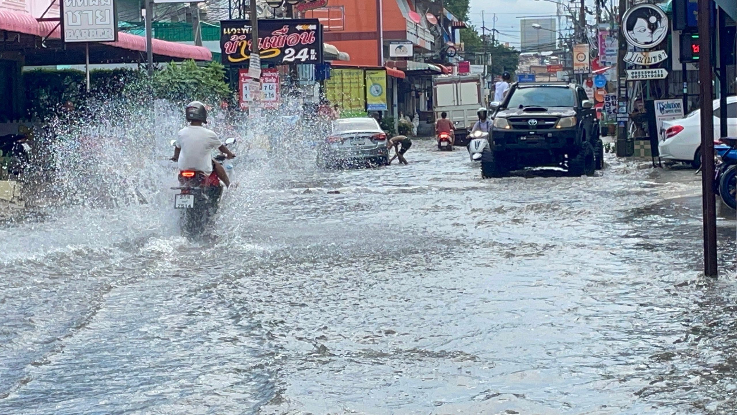 ชลบุรี-เกิดฝนตก ในพื้นที่เมืองพัทยาอย่างหนัก ส่งผลให้เกิดน้ำท่วมขังหลายจุด และต้องปิดถนนชั่วคราว