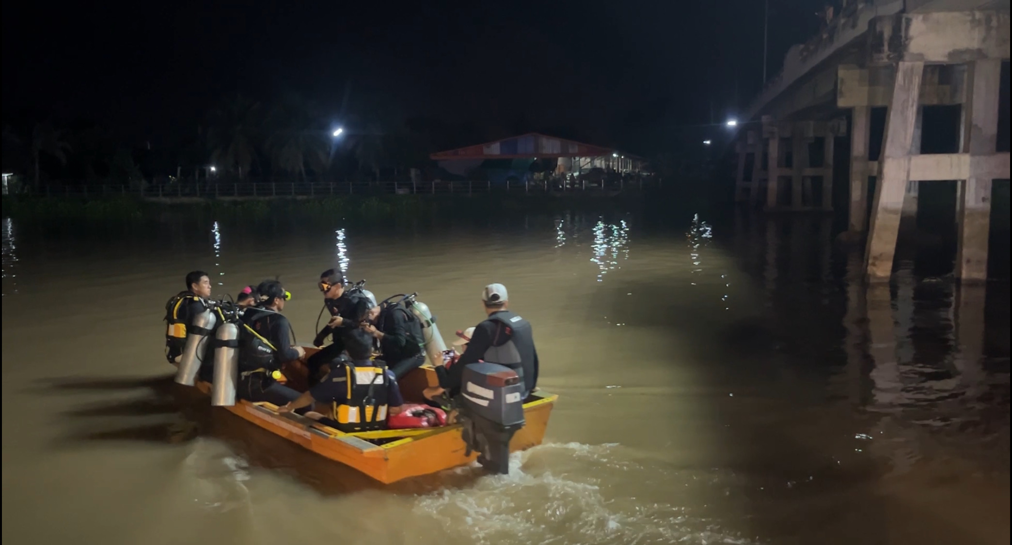 สุพรรณบุรี-หนูน้อย 8 ขวบนั่งแพหน้าวัดเอื้อมเก็บผักตบพลัดตกน้ำจมหายต่อหน้าเพื่อน