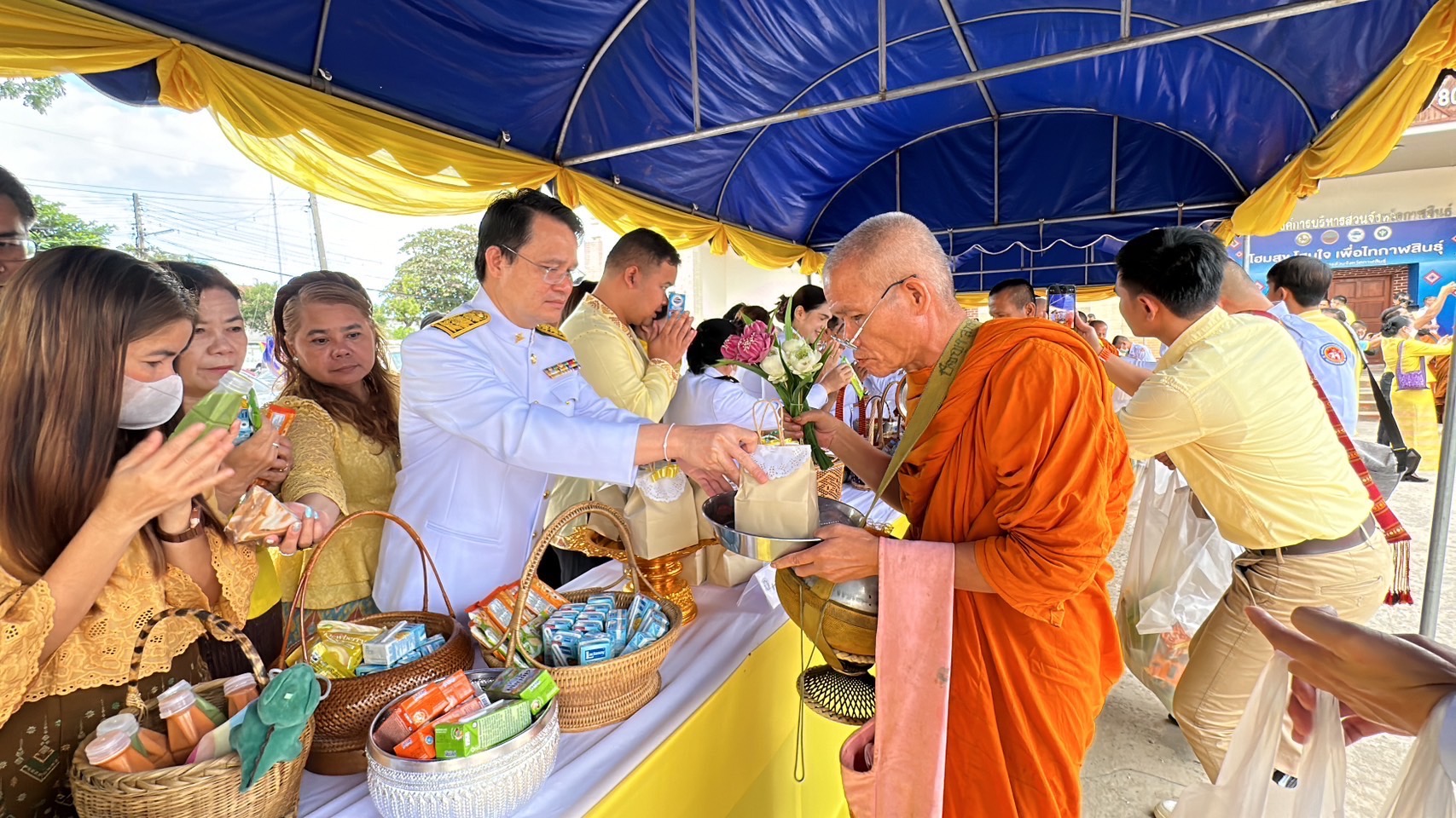 กาฬสินธุ์-สวดเจริญพระพุทธมนต์และทำบุญตักบาตรถวายพระราชกุศล เนื่องในวันนวมินทรมหาราช