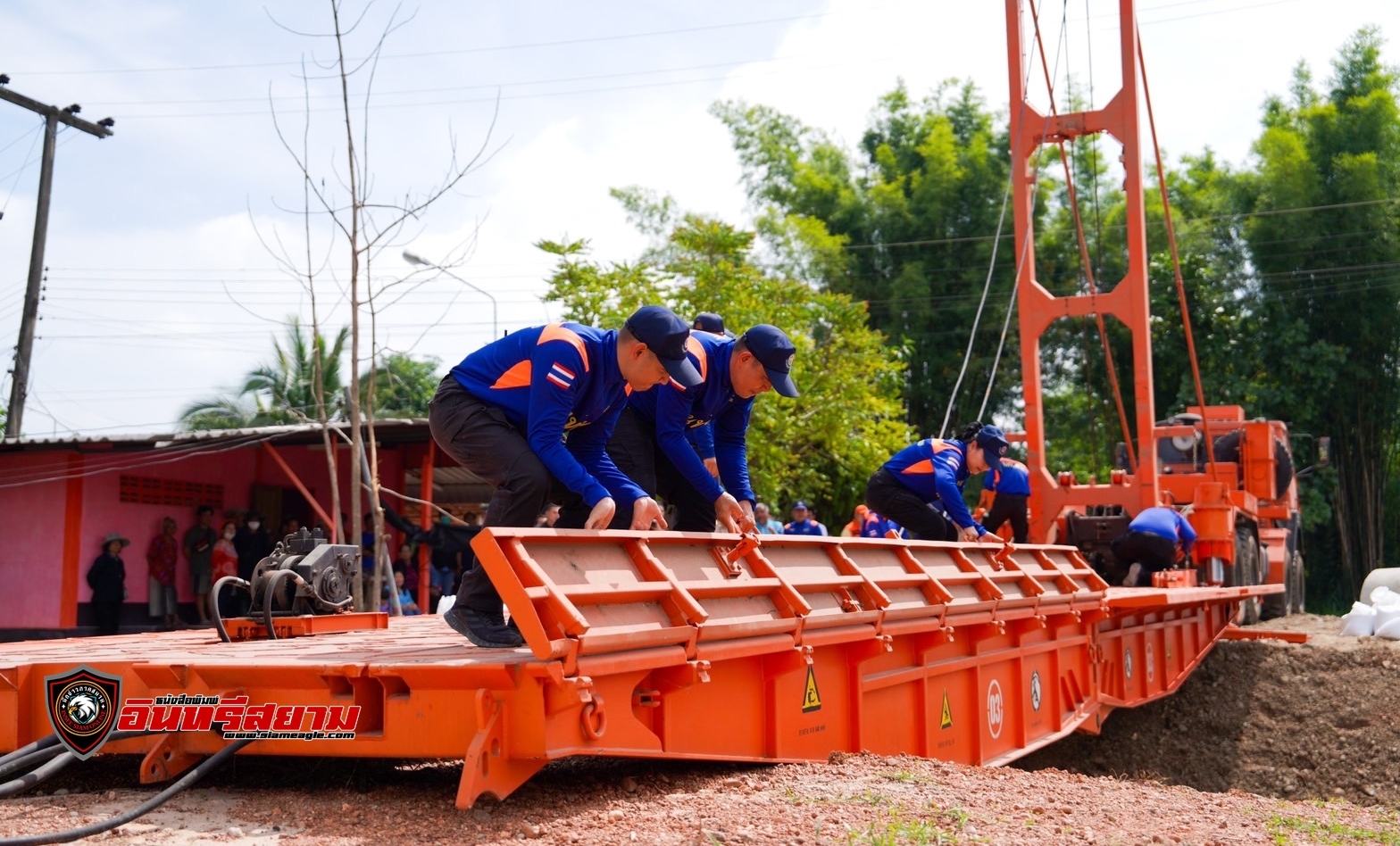 เชียงใหม่-สนภ.3 นทพ.ให้การช่วยเหลือติดตั้งสะพานทางเข้าหมู่บ้านที่เสียหายจากอุทกภัย